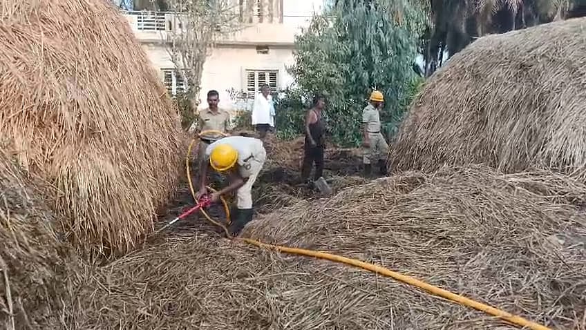 ಭಾರತೀನಗರ: ಕಿಡಿಗೇಡಿಗಳಿಂದ ಎರಡು ಹುಲ್ಲಿನ ಬಣವೆಗೆ ಬೆಂಕಿ