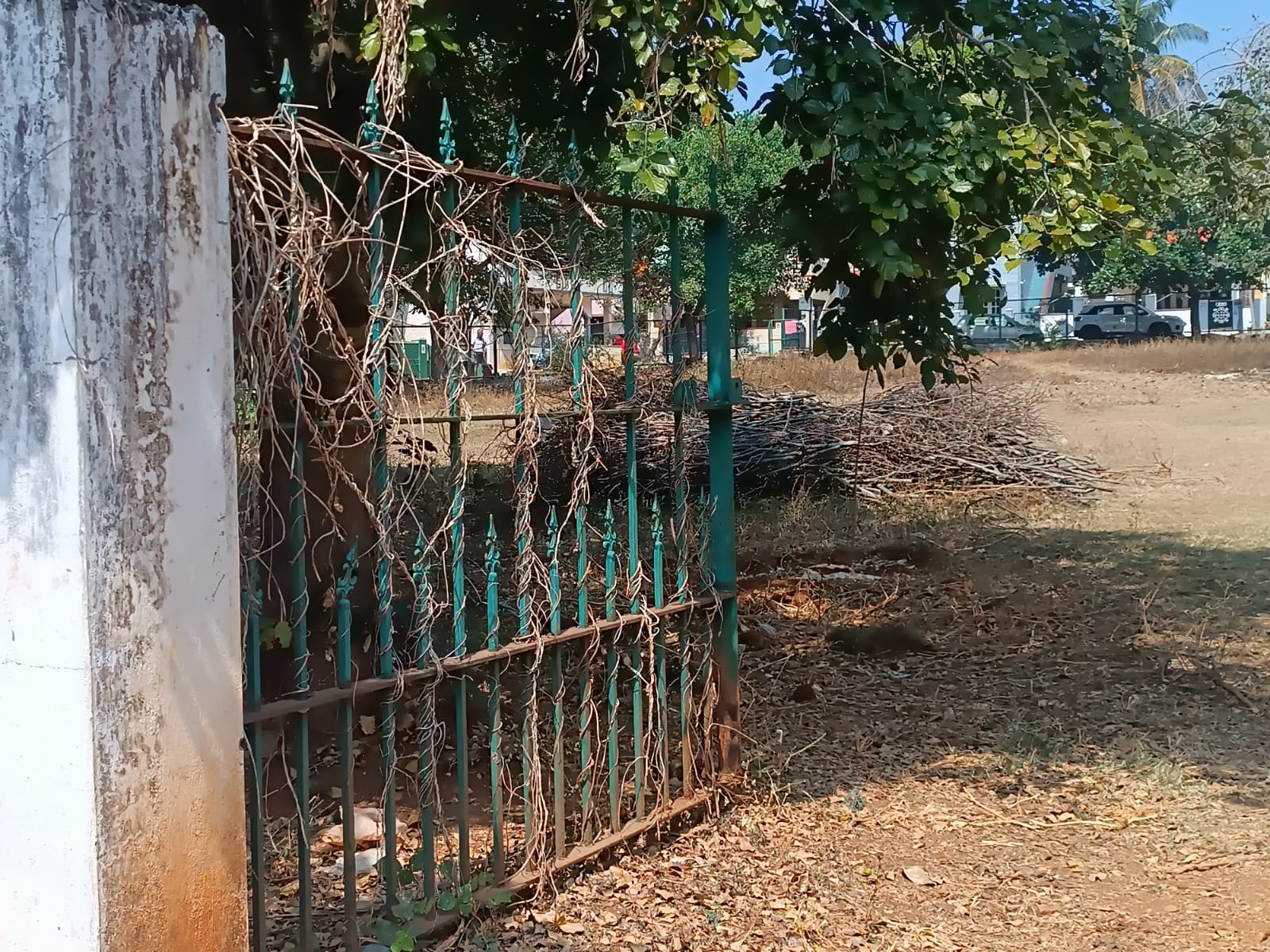  ಬೀಗ ಇಲ್ಲದ ಉದ್ಯಾನದ ಗೇಟ್ ಸದಾ ತೆರೆದೇ ಇರುವುದು