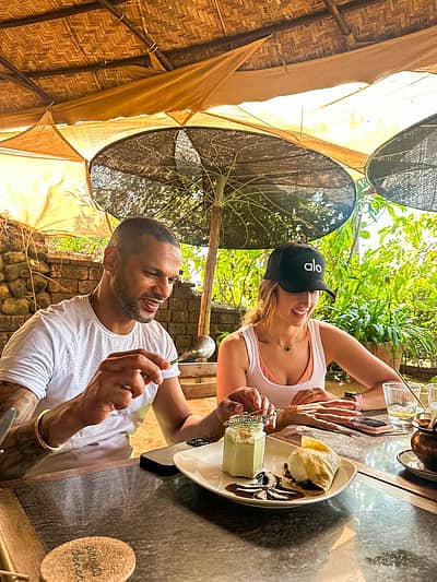 ಚಿತ್ರಗಳಿಗೆ ‘ಕ್ಷಣಗಳನ್ನು ಬೆನ್ನಟ್ಟುತ್ತಿಲ್ಲ. ಅವುಗಳ ಒಟ್ಟಿಗೆ ಬದುಕುತ್ತೇವೆ’ ಎಂಬ ಅಡಿಬರಹ ನೀಡಿದ್ದಾರೆ. 