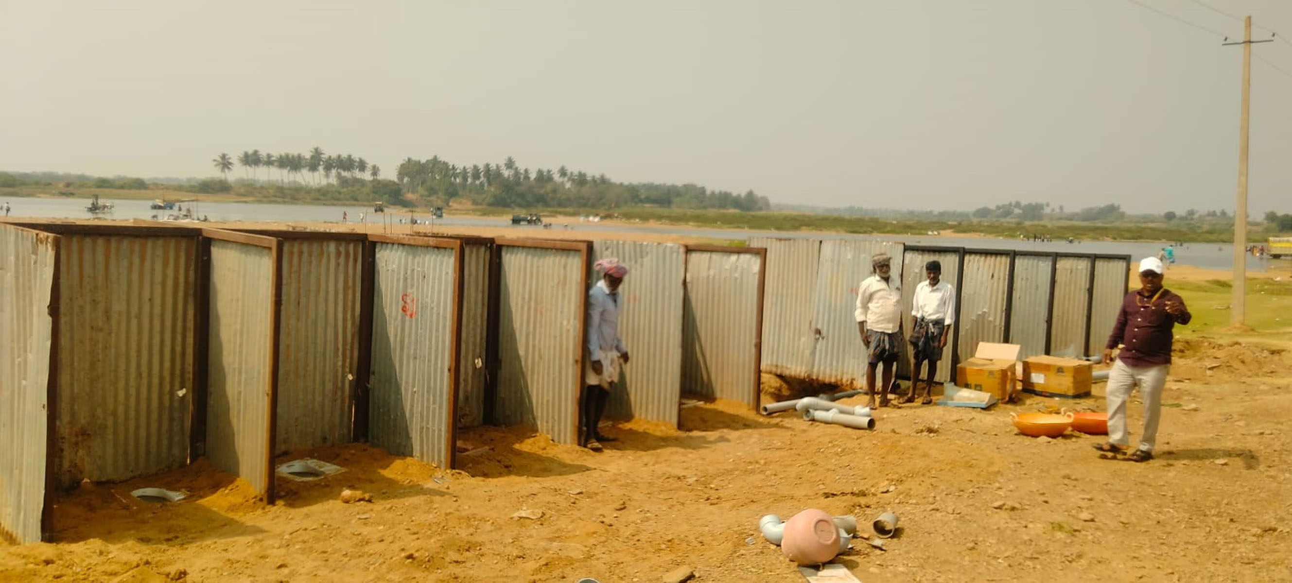 ಹೂವಿನಹಡಗಲಿ ತಾಲ್ಲೂಕು ಮೈಲಾರ ಸುಕ್ಷೇತ್ರದ ನದಿ ತೀರದಲ್ಲಿ ತಾತ್ಕಾಲಿಕ ಶೌಚಾಲಯ ನಿರ್ಮಿಸಲಾಯಿತು