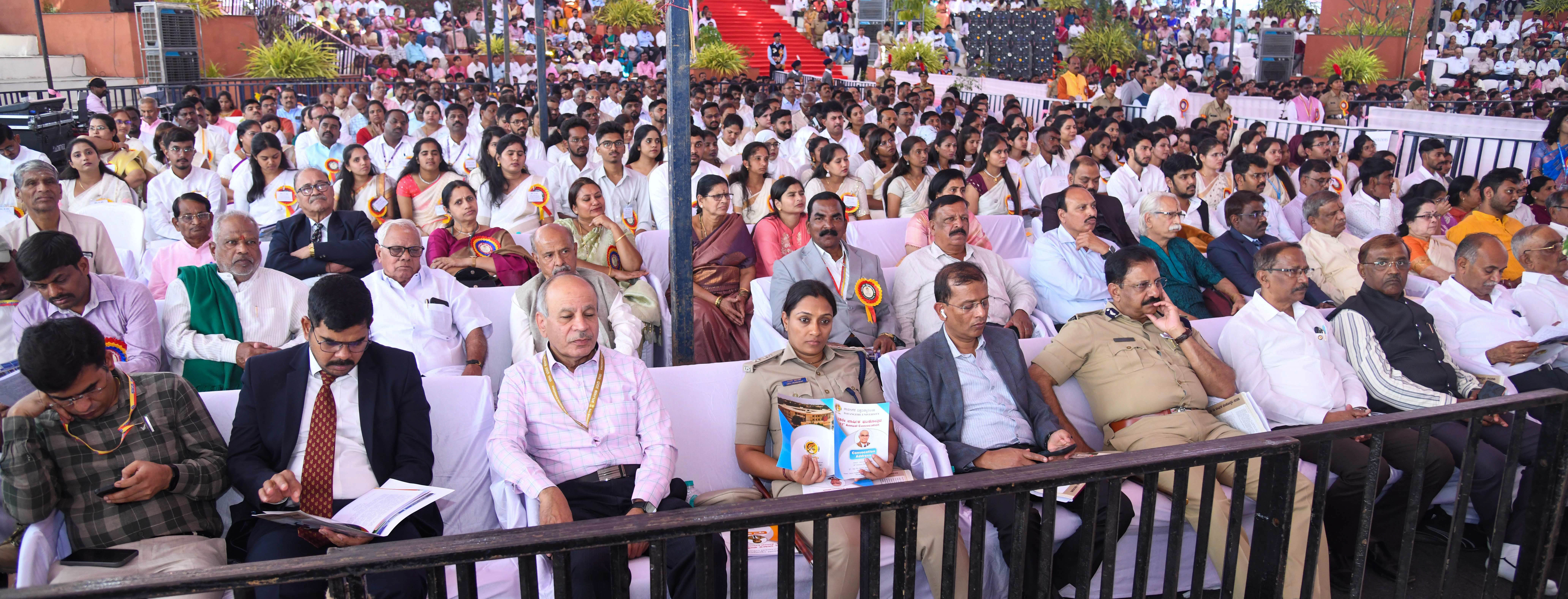 ಶಿವಗಂಗೋತ್ರಿ ಆವರಣದಲ್ಲಿ ನಡೆದ 13ನೇ ಘಟಿಕೋತ್ಸವದಲ್ಲಿ ಭಾಗವಹಿಸಿದ್ದ ಅತಿಥಿಗಳು ವಿದ್ಯಾರ್ಥಿಗಳು ಮತ್ತು ಪಾಲಕರು –ಪ್ರಜಾವಾಣಿ ಚಿತ್ರಗಳು