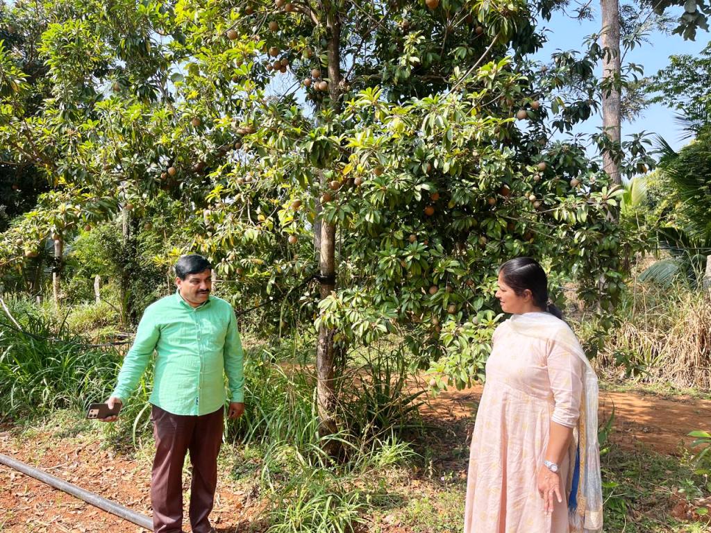 ಪ್ರಗತಿಪರ ರೈತರಾದ ಕೇಶವಮೂರ್ತಿರವರ ತೋಟಕ್ಕೆ ಕೃಷಿ ವಿಜ್ಞಾನ ಕೇಂದ್ರದ ವಿಜ್ಞಾನಿಗಳು ಭೇಟಿ ನೀಡಿರುವುದು.