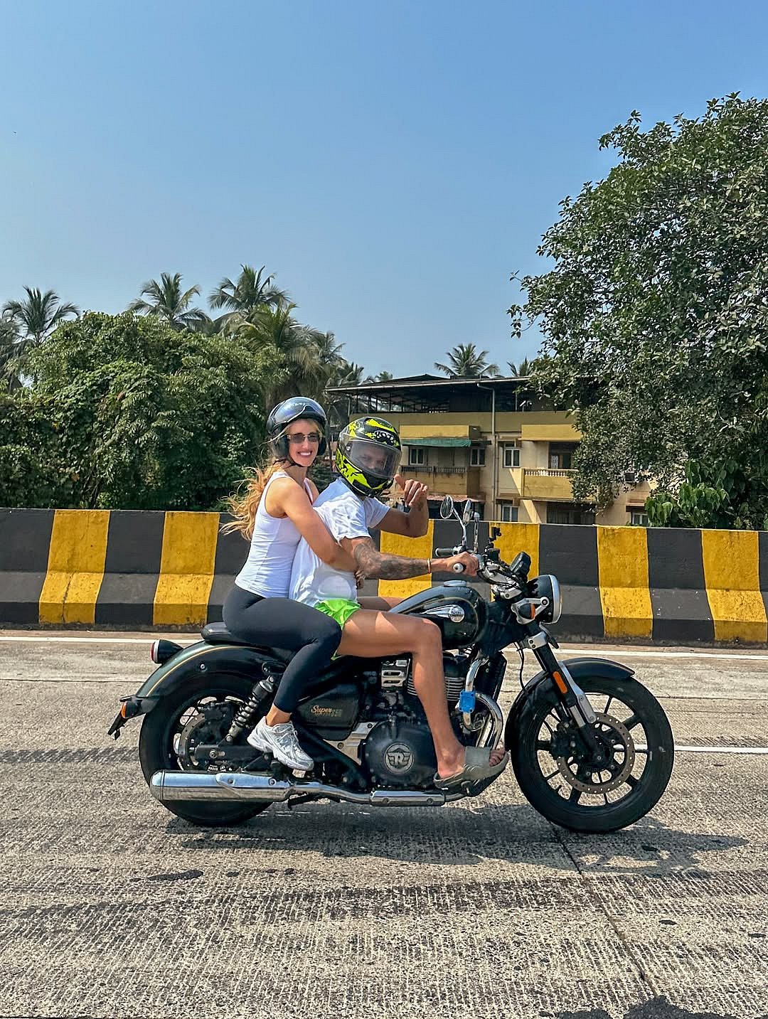 ಕಡಲ ಕಿನಾರೆಯಲ್ಲಿ ಭಾವಿ ಪತ್ನಿ ಸೋಫಿ ಶೈನ್ ಜತೆ ಹೆಜ್ಜೆ ಹಾಕಿದ ಶಿಖರ್ ಧವನ್