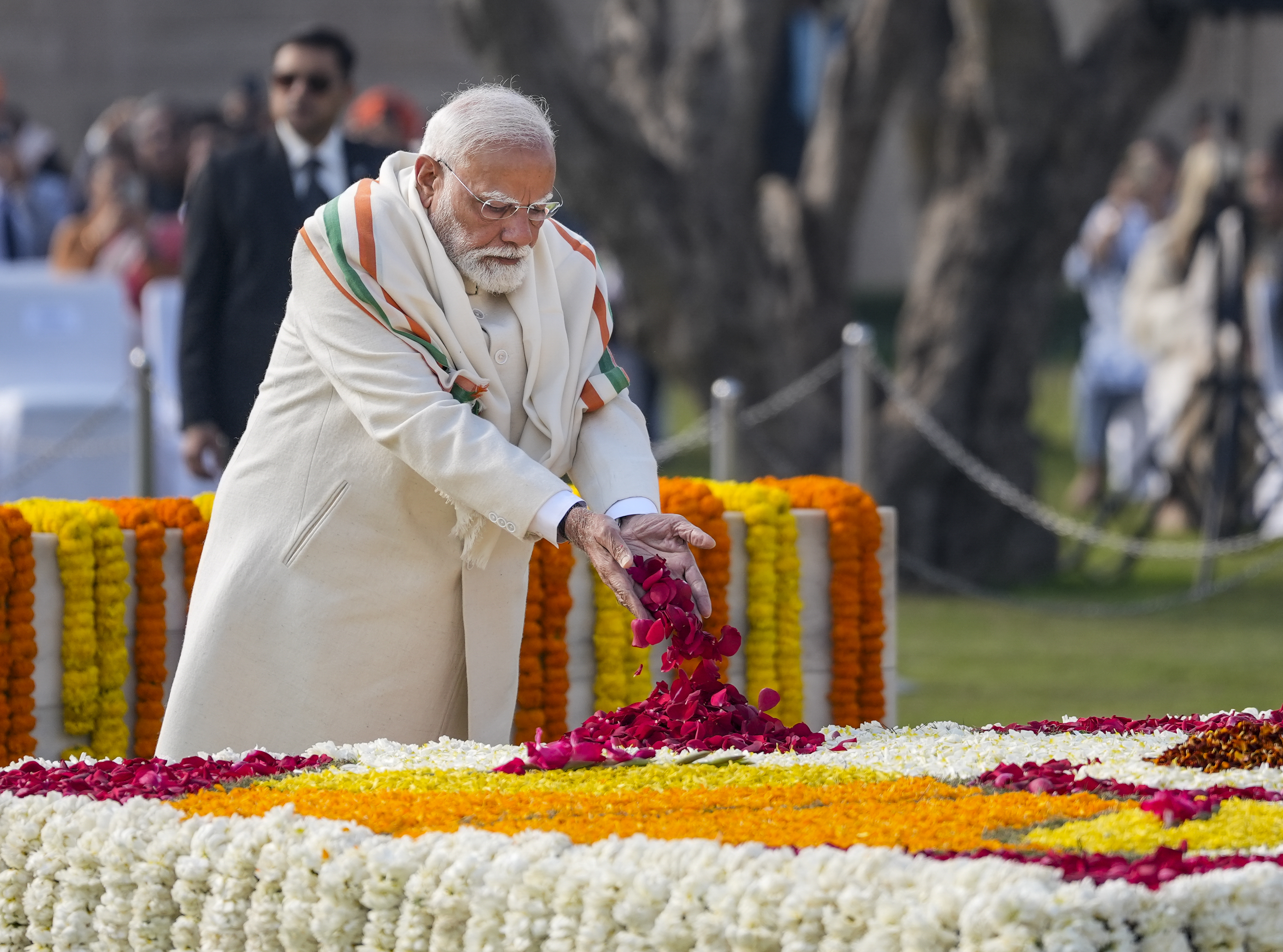 ಮಹಾತ್ಮ ಗಾಂಧಿ ಅವರ ಪುಣ್ಯತಿಥಿ ಅಂಗವಾಗಿ ಪ್ರಧಾನಿ ನರೇಂದ್ರ ಮೋದಿ ಅವರು ಶುಕ್ರವಾರ ದೆಹಲಿಯ ರಾಜ್‌ಘಾಟ್‌ನಲ್ಲಿ ಪುಷ್ಪ ನಮನ ಸಲ್ಲಿಸಿದರು 