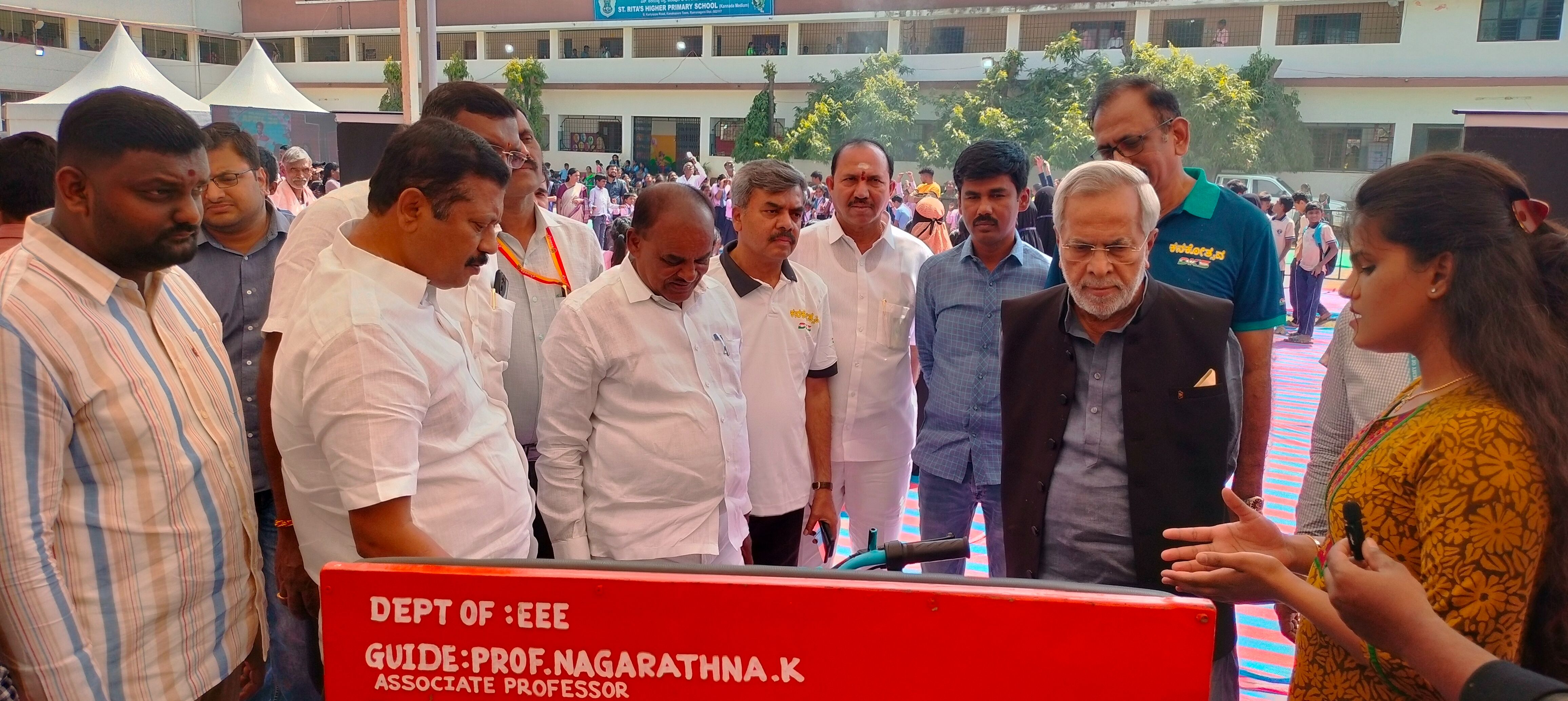 ಕಾರ್ಯಕ್ರಮದಲ್ಲಿ ಶಾಸಕರು ವಿಜ್ಞಾನ ಮೇಳದಲ್ಲಿ ಮಾಹಿತಿಯನ್ನು ಪಡೆಯುತ್ತಿರುವುದು