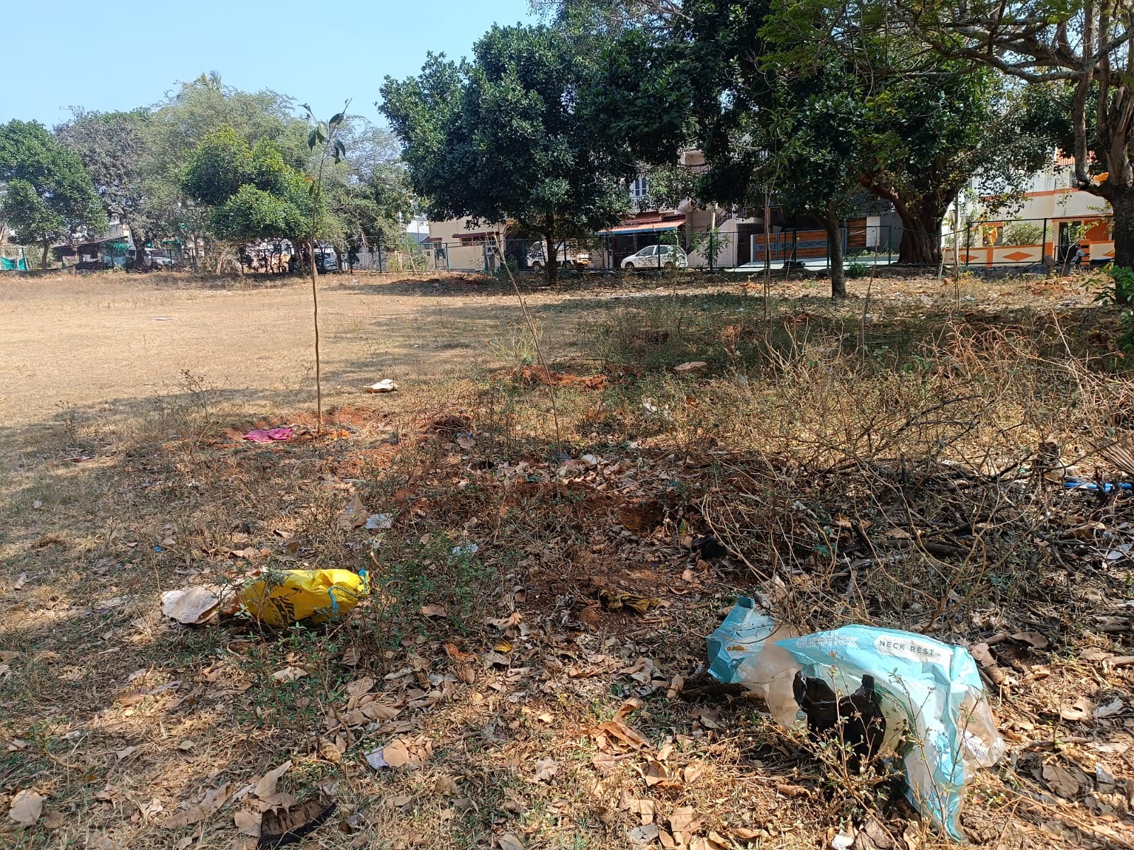 ಉದ್ಯಾನದಲ್ಲಿ ಇರುವ ಪ್ಲಾಸ್ಟಿಕ್ ಪೇಪರ್ ಕಸ 