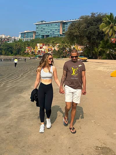 ಕಡಲ ತೀರದಲ್ಲಿ  ಸೋಫಿ ಜೊತೆ ಸುತ್ತಾಡಿದ ಸುಂದರ ಕ್ಷಣಗಳನ್ನು  ಶಿಖರ್ ಧವನ್ ಅವರು ಸಾಮಾಜಿಕ ಮಾಧ್ಯಮ ಇನ್ಸ್ಟಾಗ್ರಾಂನಲ್ಲಿ  ಹಂಚಿಕೊಂಡಿದ್ದಾರೆ