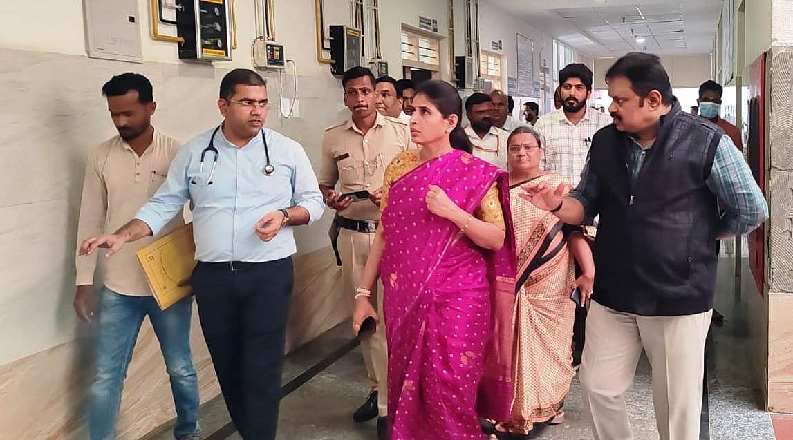 ಸಿಮ್ಸ್‌ಗೆ ಭೇಟಿ ನೀಡಿ ರೋಗಿಗಳ ಆರೋಗ್ಯ ವಿಚಾರಿಸಿದ ಜಿಲ್ಲಾಧಿಕಾರಿ ಶ್ರೀರೂಪಾ 