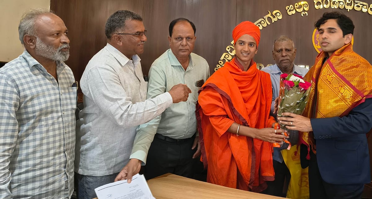 ಗೋಶಾಲೆ ನಿರ್ಮಿಸಲು ಆಗ್ರಹಿಸಿ ಜಿಲ್ಲಾಧಿಕಾರಿಗೆ ಮನವಿ