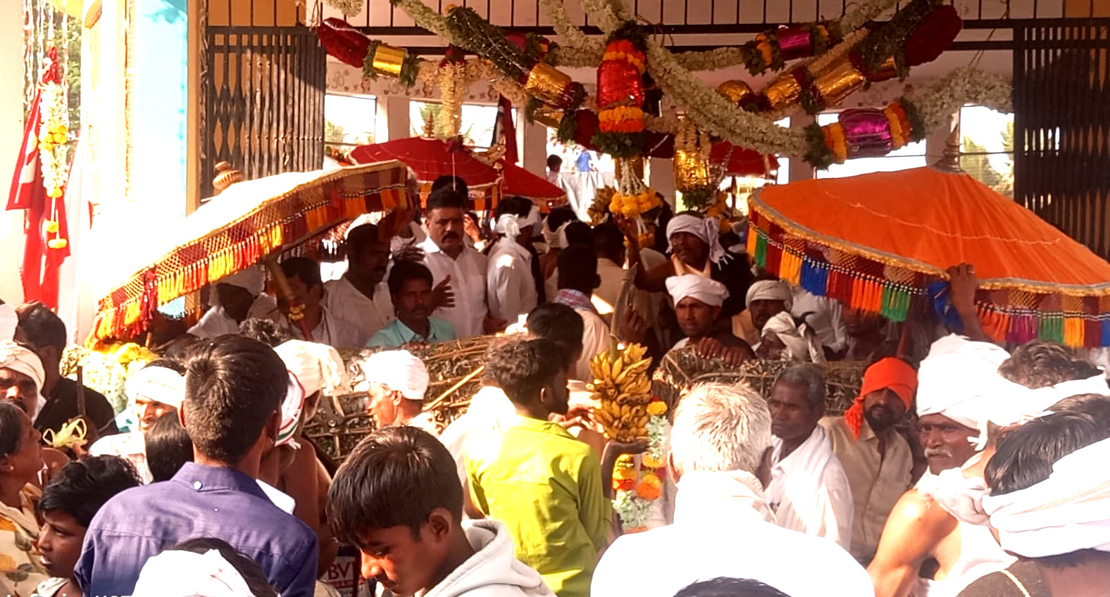 ಪದಿಯಲ್ಲಿರುವ ದೇವರುಗಳಿಗೆ ಭಕ್ತರು ಪೂಜೆ ಸಲ್ಲಿಸಿದರು.