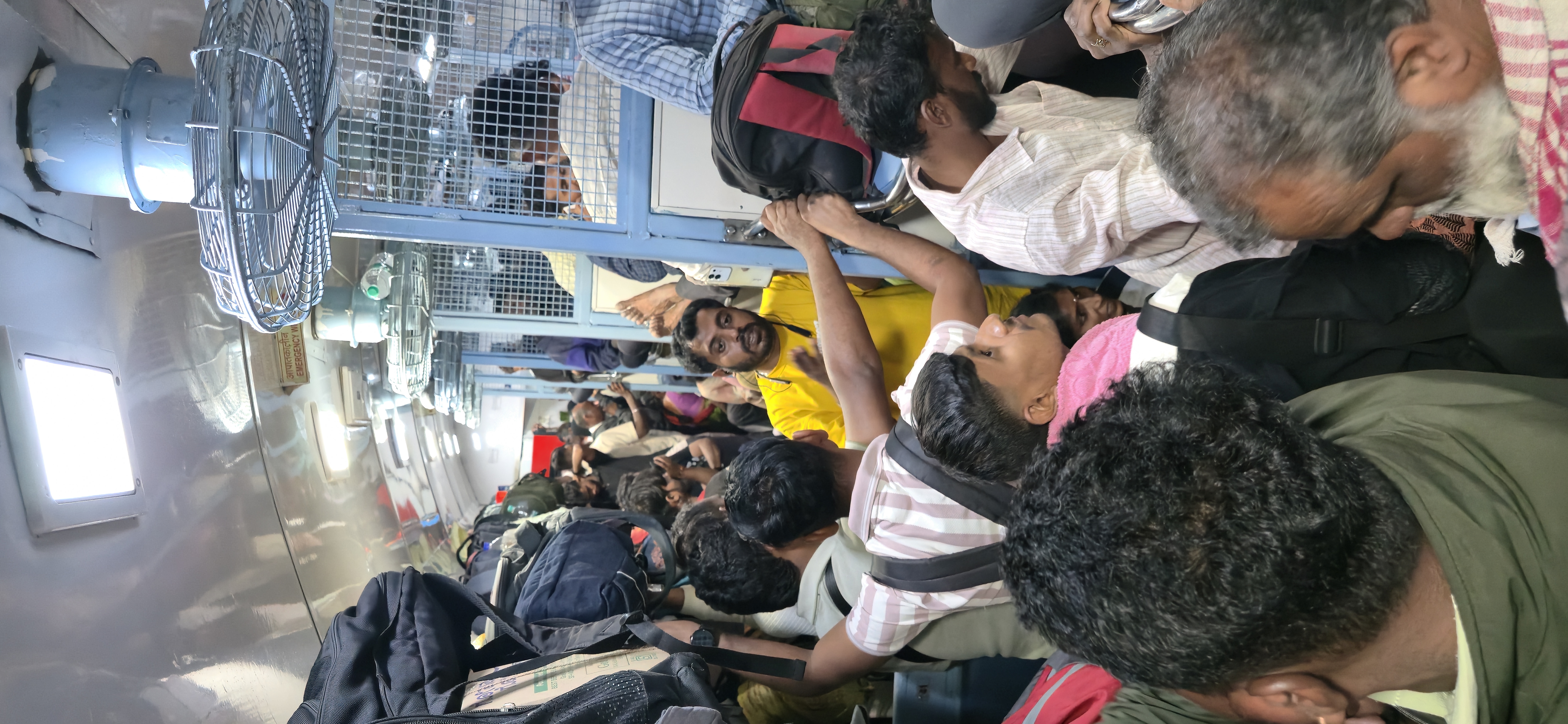 ಮುಂಬೈ– ಬೆಂಗಳೂರು ಉದ್ಯಾನ್‌ ಎಕ್ಸ್‌ಪ್ರೆಸ್‌ ರೈಲಿನ ಜನರಲ್ ಬೋಗಿಯಲ್ಲಿ ನಿಂತು ಪ್ರಯಾಣಿಸಿದ ಪ್ರಯಾಣಿಕರು