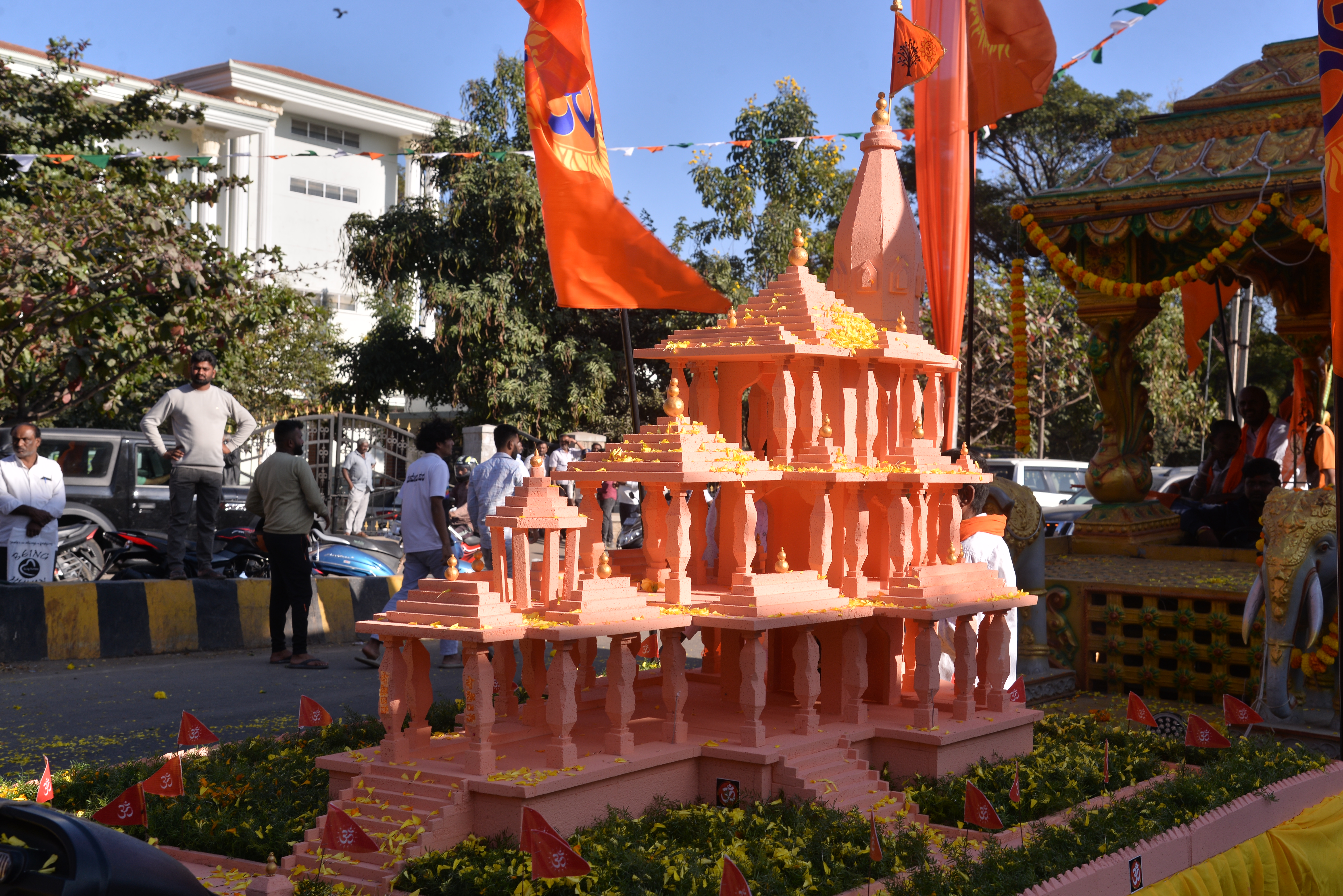 ಅಯೋಧ್ಯೆಯ ಶ್ರೀರಾಮ ಮಂದಿರ ಕಲಾಕೃತಿ ಶೋಭಾಯಾತ್ರೆ ಸಾಗಿದ ರೀತಿ