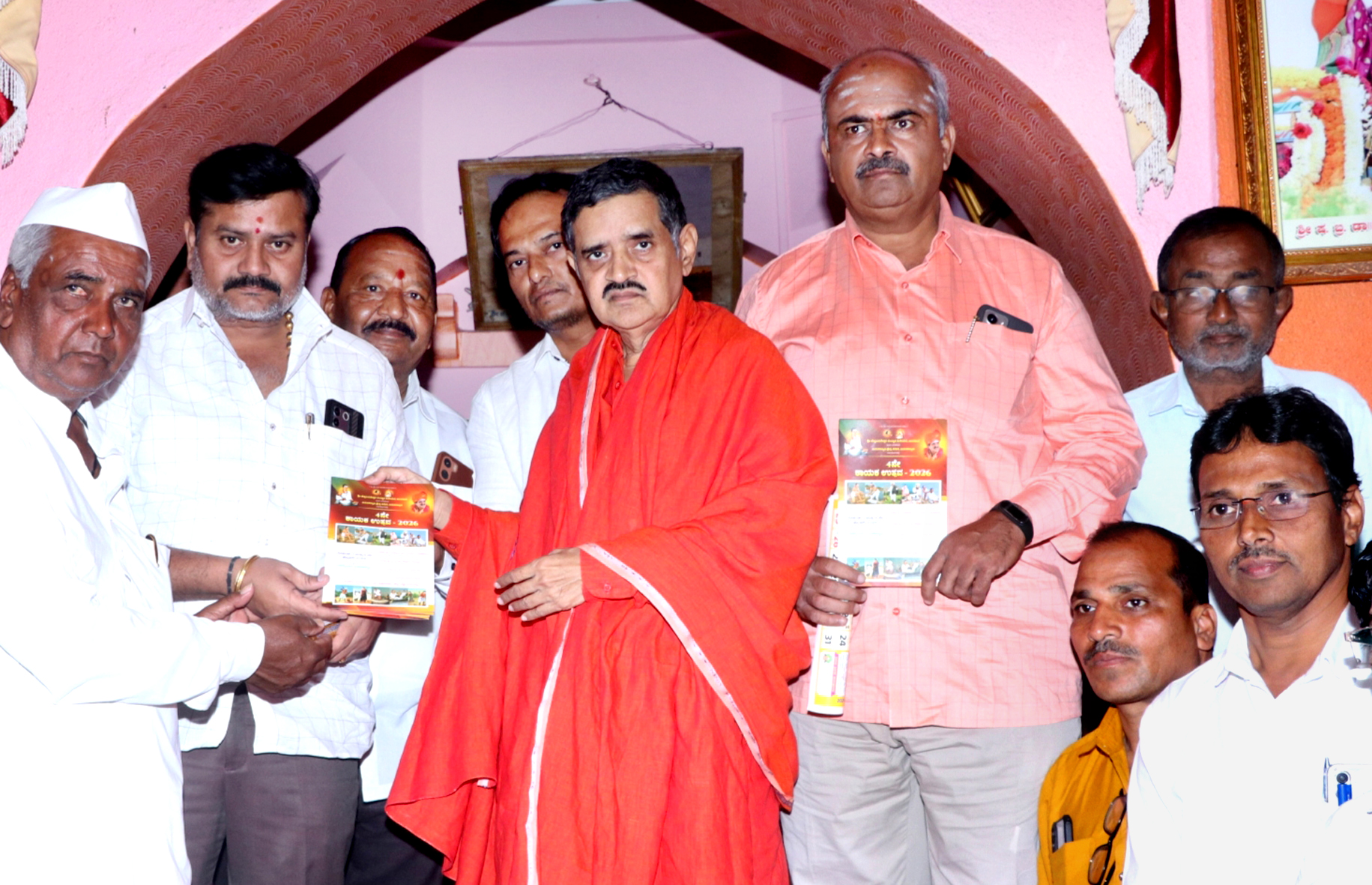 ಬಸವಕಲ್ಯಾಣ ತಾಲ್ಲೂಕಿನ ಹಾರಕೂಡದಲ್ಲಿ ಶನಿವಾರ ಚನ್ನವೀರ ಶಿವಾಚಾರ್ಯರು ಕಾಯಕ ಉತ್ಸವದ ಆಮಂತ್ರಣ ಪತ್ರಗಳನ್ನು ಬಿಡುಗಡೆಗೊಳಿಸಿದರು