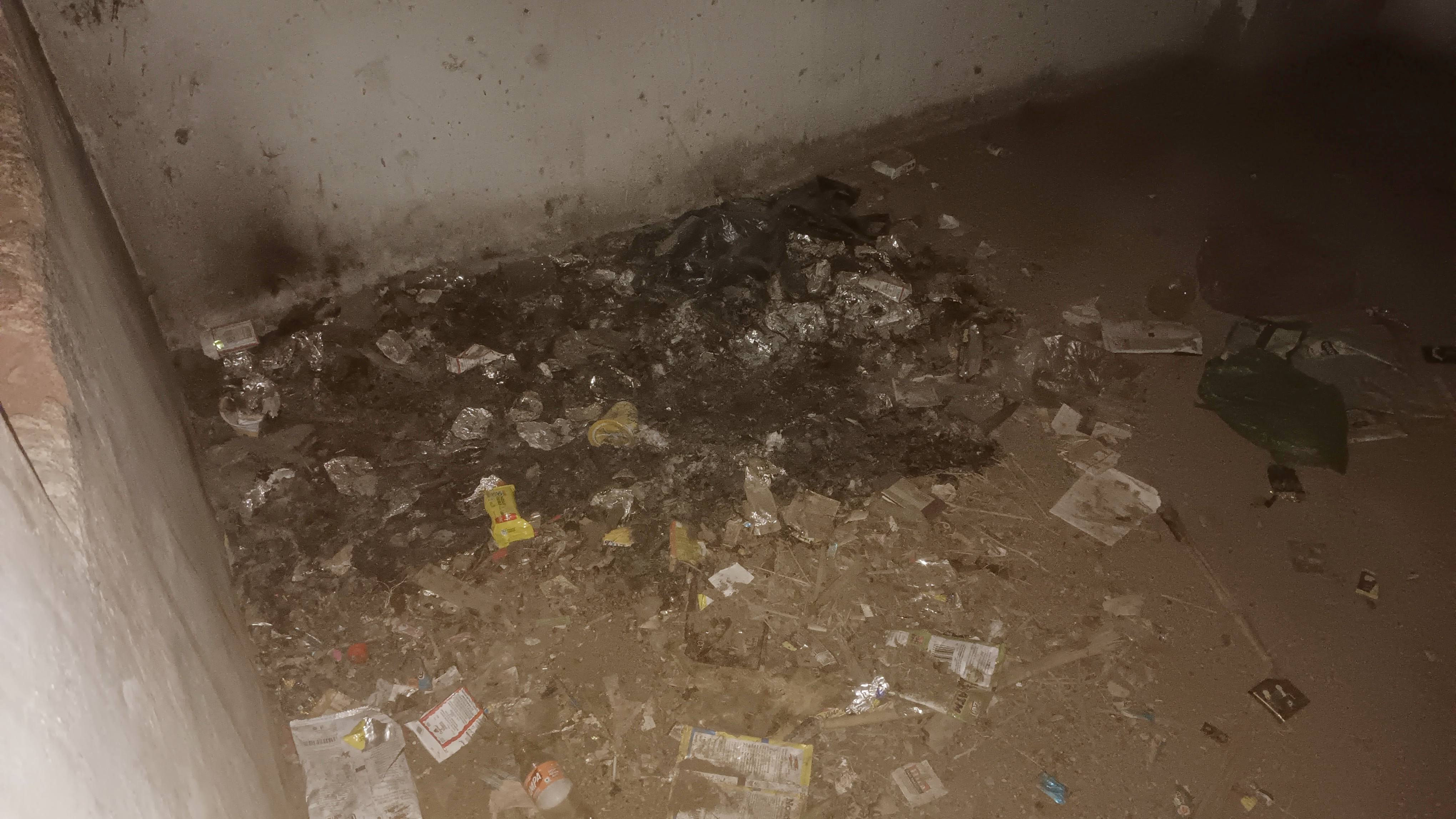 ತಂಗುದಾಣದ ಒಳಗೆ ಮದ್ಯಪಾನ ಪಾಕೆಟ್ ಹಾಗೂ ಮಾದಕ ವಸ್ತುಗಳ ರಾಶಿ ಬಿದ್ದಿರುವುದು