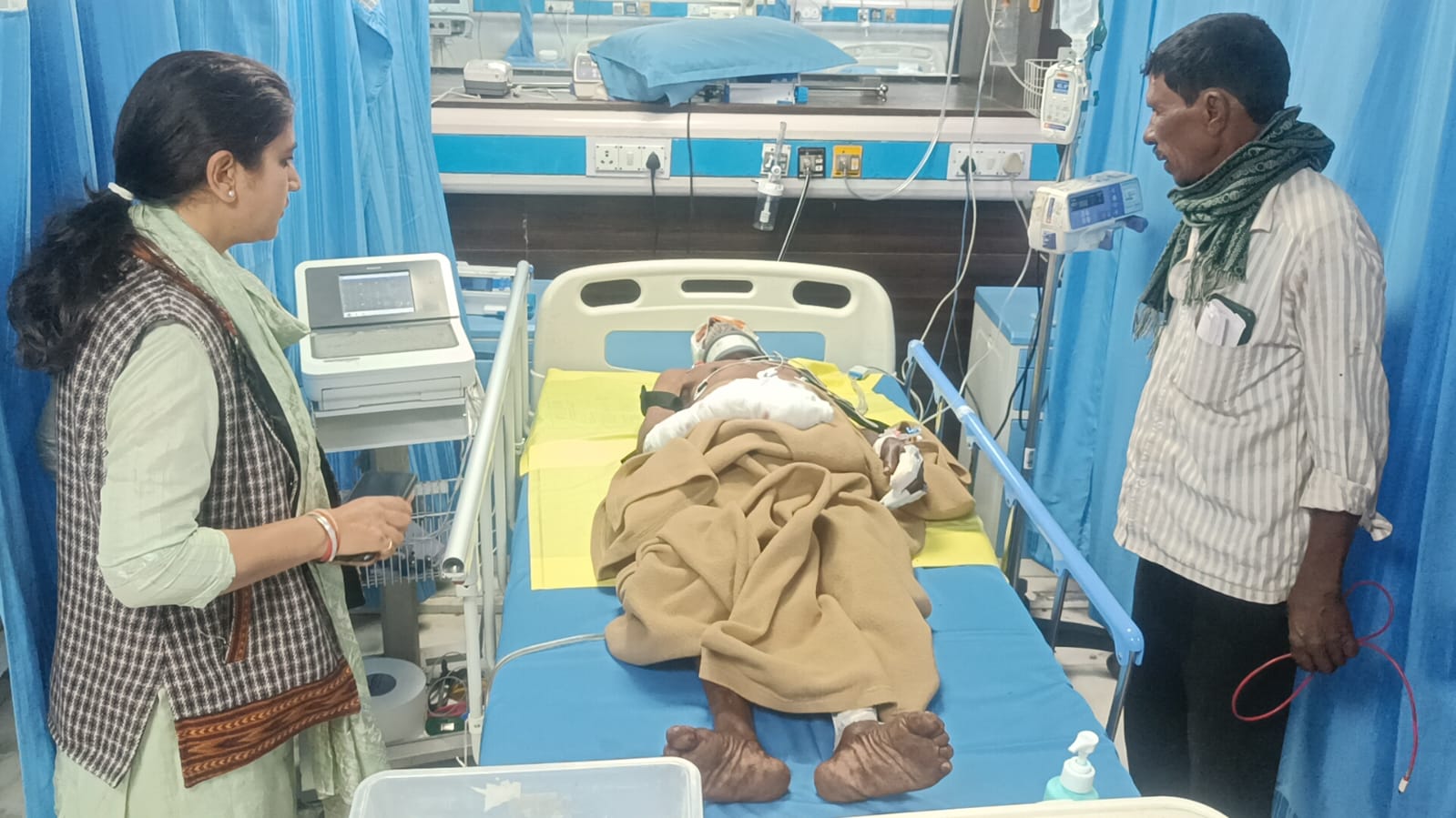 ಹುಮನಾಬಾದ್ ತಾಲೂಕಿನ ಮೋಳಕೇರಾ ಗ್ರಾಮದಲ್ಲಿ ಸ್ಫೋಟದಲ್ಲಿ ಗಾಯಗೊಂಡು ಹೈದರಾಬಾದ್‌ನ ಮಲ್ಲರೆಡ್ಡಿ ಆಸ್ಪತ್ರೆಯಲ್ಲಿ ಚಿಕಿತ್ಸೆ ಪಡೆಯುತ್ತಿರುವ ಜಬ್ಬಾರ ಎಂಬುವವರನ್ನು ಜಿಲ್ಲಾಧಿಕಾರಿ ಶಿಲ್ಪಾ ಶರ್ಮಾ ಭೇಟಿ ನೀಡಿ ಆರೋಗ್ಯ ವಿಚಾರಿಸಿದರು