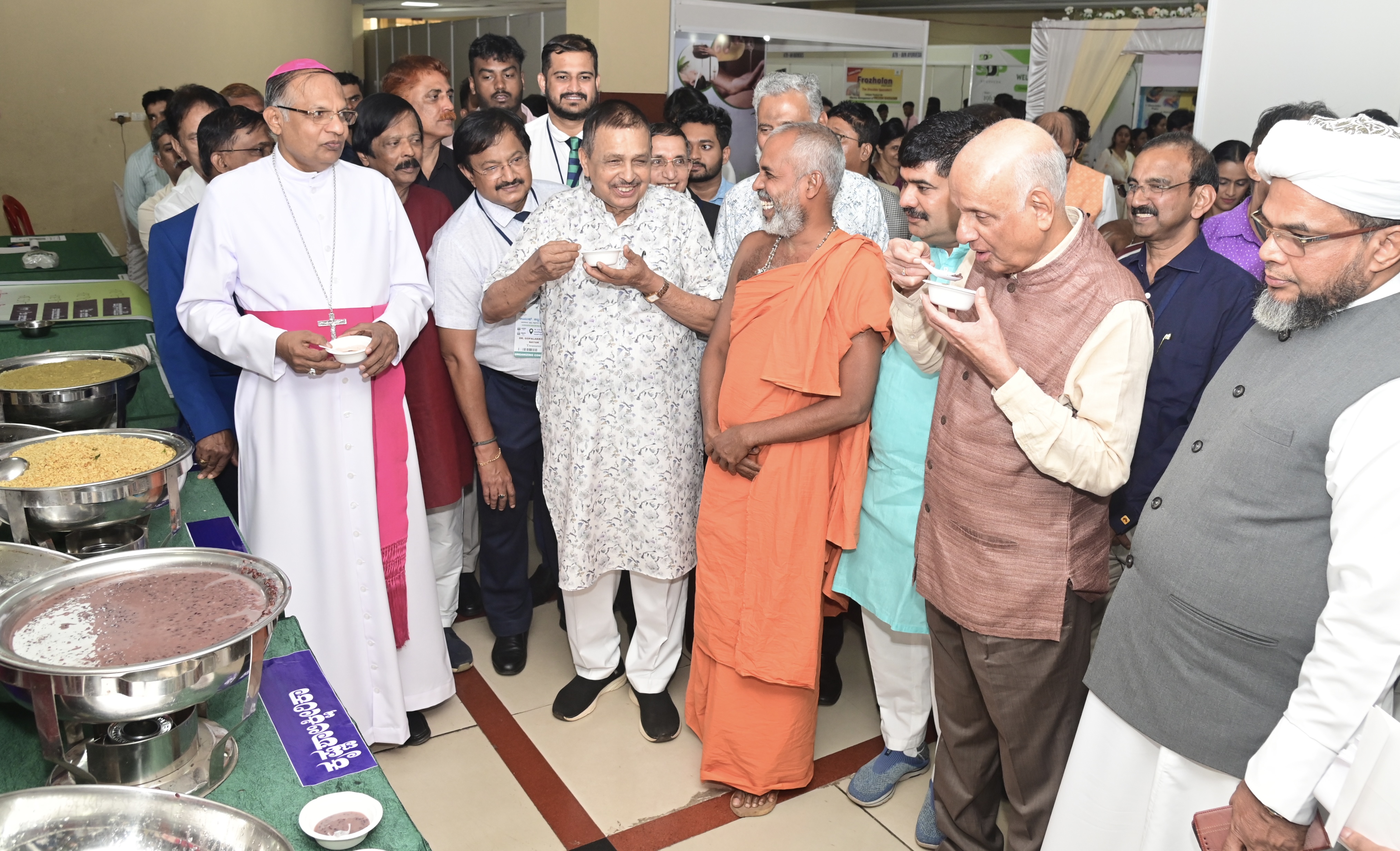 ಮಂಗಳೂರಿನ ಟಿಎಂಎ ಪೈ ಸಭಾಭವನದಲ್ಲಿ ನಡೆಯುತ್ತಿರುವ ಆಯುಷ್ ಹಬ್ಬದಲ್ಲಿ ತಿನಿಸುಗಳನ್ನು ಸವಿದ ಗಣ್ಯರು : ಪ್ರಜಾವಾಣಿ ಚಿತ್ರ