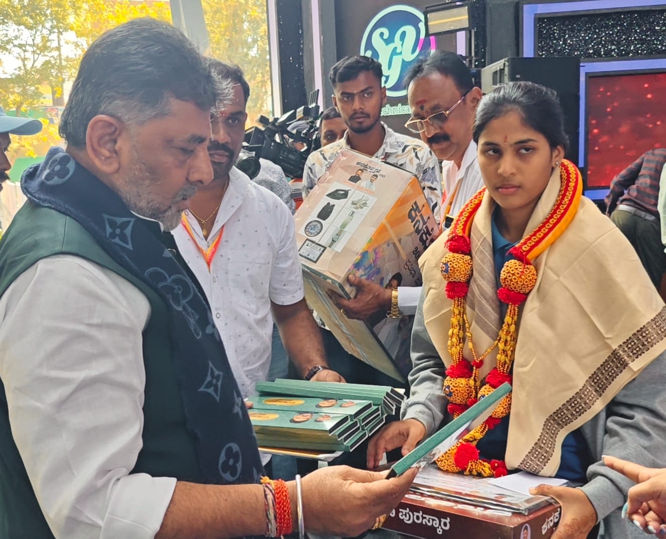 ಪ್ರತಿಭಾ ಪುರಸ್ಕಾರ ಕಾರ್ಯಕ್ರಮದಲ್ಲಿ ಡಿ.ಕೆ ಶಿವಕುಮಾರ್ ವಿದ್ಯಾರ್ಥಿಗಳನ್ನು ಗೌರವಿಸಿದರು