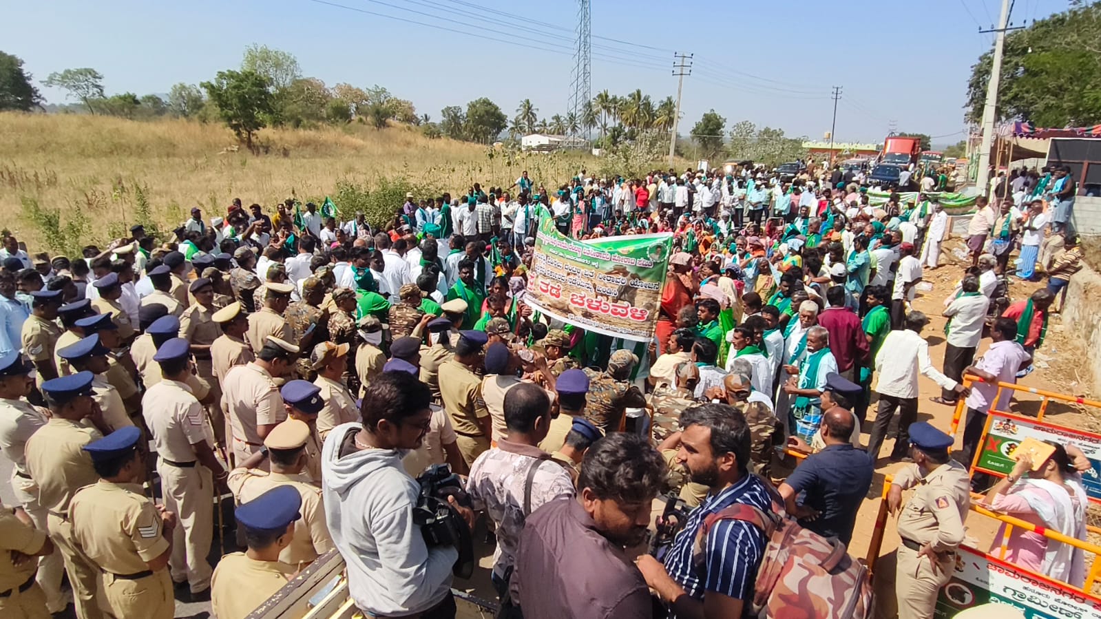ಹನೂರು ದಂಟಳ್ಳಿ ಏತ ನೀರಾವರಿ ಯೋಜನೆಗೆ ಡಿಪಿಆರ್ ಸಿದ್ಧಪಡಿಸುವಂತೆ ಆಗ್ರಹಿಸಿ ಕರ್ನಾಟಕ ರಾಜ್ಯ ರೈತ ಸಂಘಟನೆ ಕಾರ್ಯಕರ್ತರು ವಡಕೆಹಳ್ಳ ಗ್ರಾಮದಲ್ಲಿ ರಸ್ತೆ ತಡೆದು ಬೃಹತ್ ಪ್ರತಿಭಟನೆ ನಡೆಸಿದರು