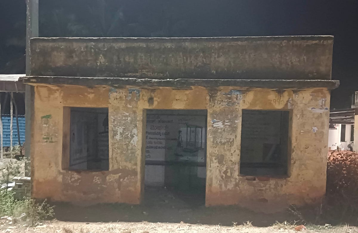 ಪಾಳುಬಿದ್ದ ಕರಡಗೂರು ತಂಗುದಾಣ: ಅನೈತಿಕ ಚಟುವಟಿಕೆಗಳ ತಾಣವಾದ ಬಸ್ ನಿಲ್ದಾಣ