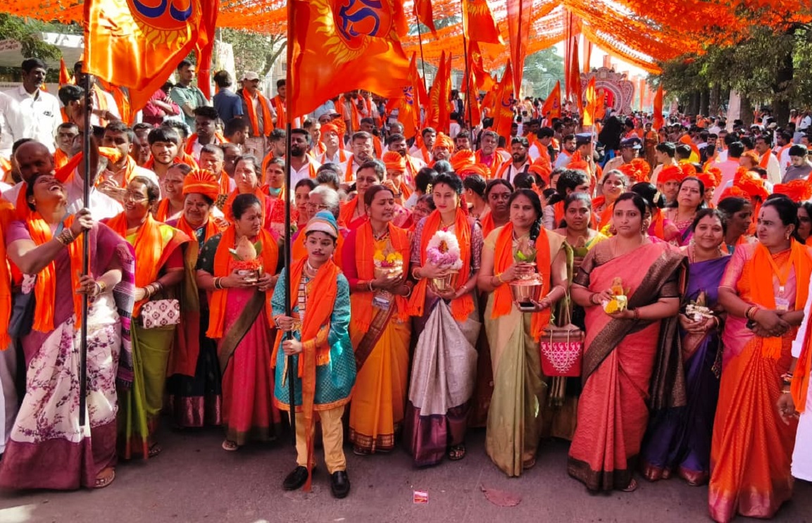 ಶೋಭಾಯಾತ್ರೆಯಲ್ಲಿ ಸುಮಂಗಲಿಯರು ಪೂರ್ಣಕುಂಭ ಕಳಶಗಳೊಂದಿಗೆ ಗಮನ ಸೆಳೆದರು