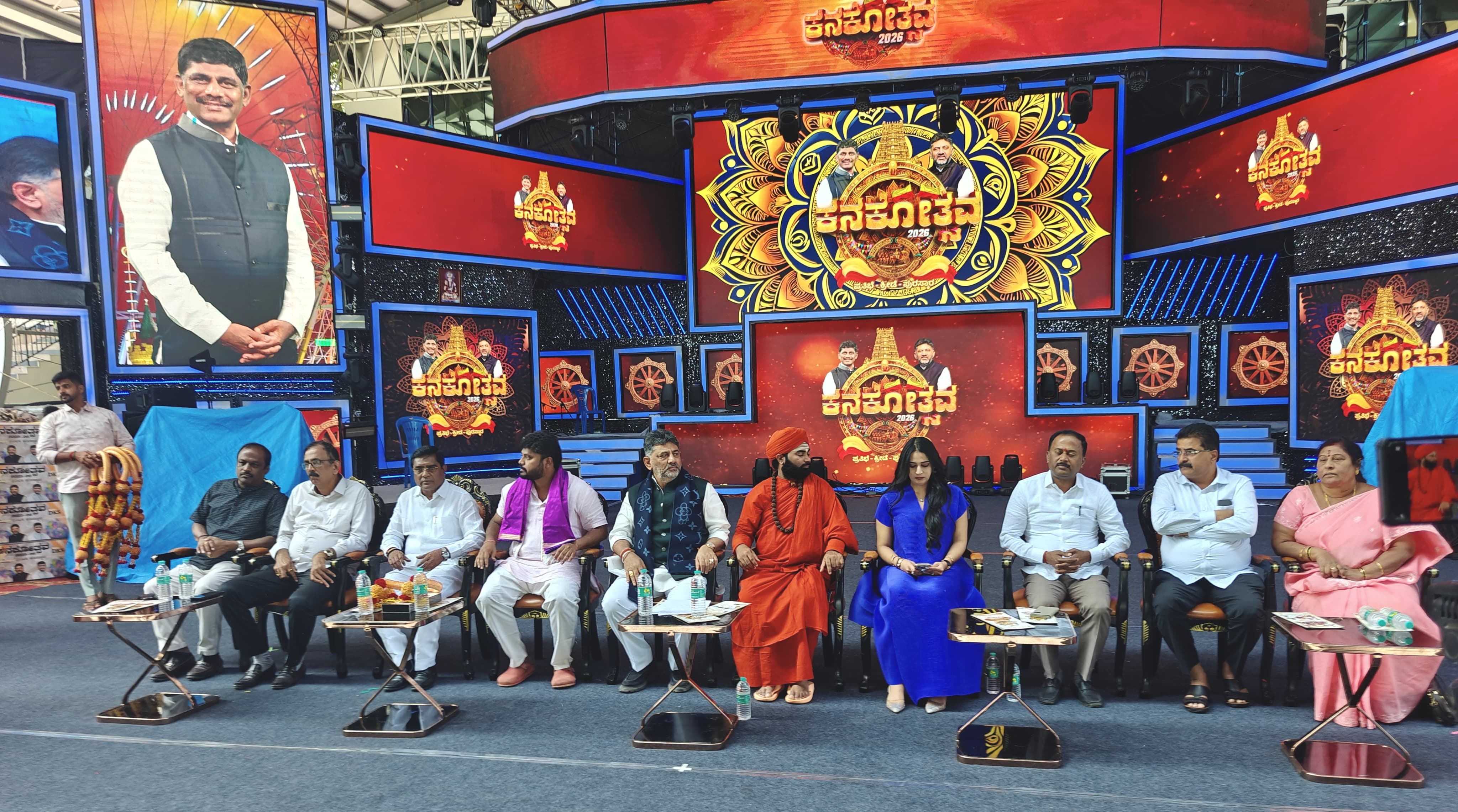 ವೇದಿಕೆಯಲ್ಲಿ ಕುಳಿತಿರುವ ಡಿ.ಕೆ ಶಿವಕುಮಾರ್ ಮತ್ತು ಕೆ.ಎಚ್ ಮುನಿಯಪ್ಪ ಹಾಗೂ ಶಾಸಕ ಪ್ರದೀಪ್‌ ಈಶ್ವರ್ 