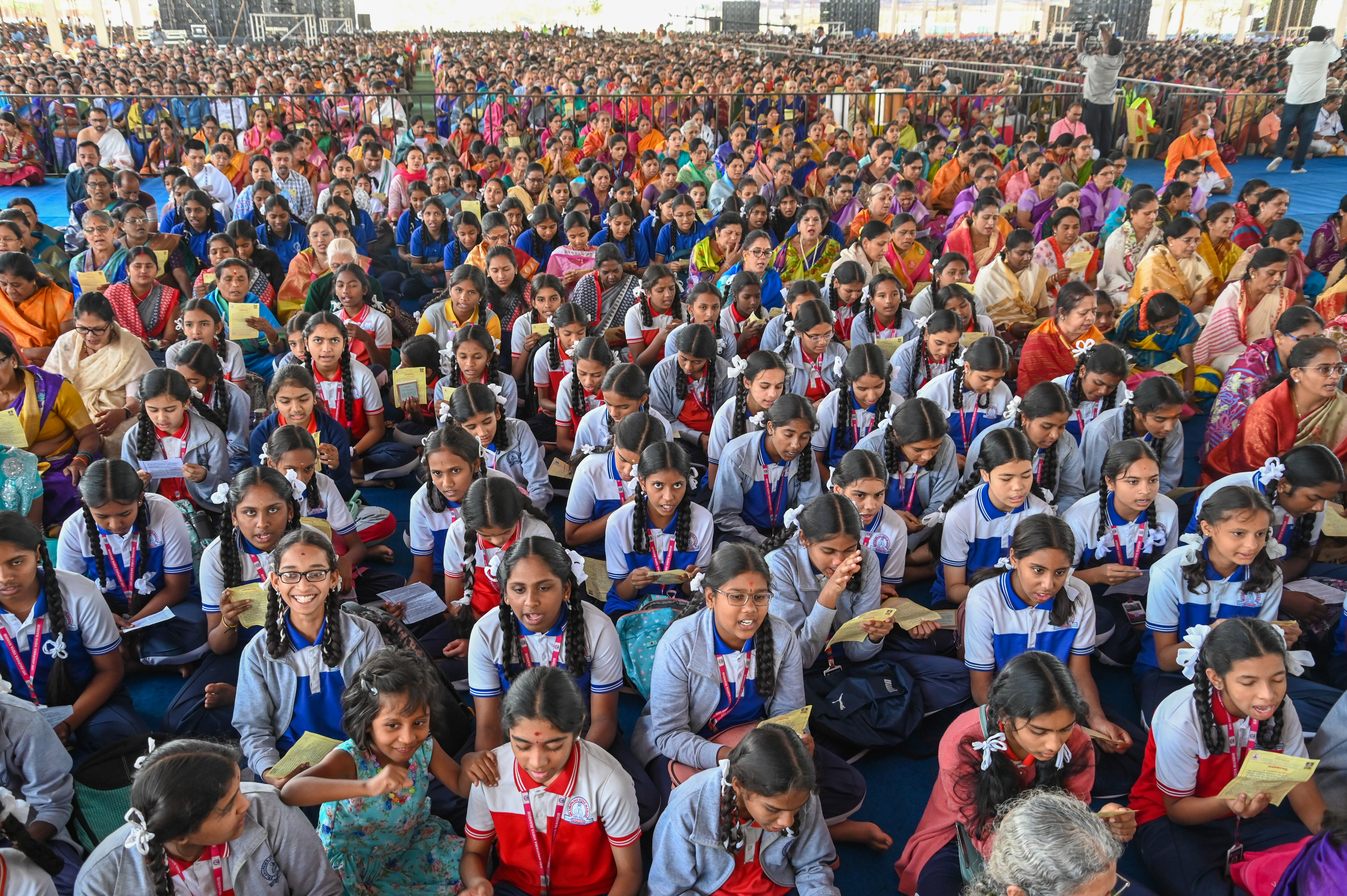 ವೇದಾಂತ ಭಾರತಿ ಆಯೋಜಿಸಿದ್ದ ವಿವೇಕದೀಪ್ತಿ ಸಮ್ಮೇಳನದಲ್ಲಿ ಶಾಲಾ ವಿದ್ಯಾರ್ಥಿಗಳು ಶಂಕರಭಗವತ್ಪಾದರು ರಚಿಸಿದ್ದ ‘ದಕ್ಷಿಣಾಮೂರ್ತಿ ಅಷ್ಟಕ’ ಪಠಿಸಿದರು
–ಪ್ರಜಾವಾಣಿ ಚಿತ್ರ