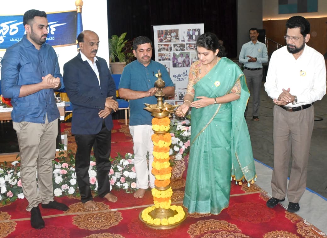 ಉಜಿರೆಯ ಎಸ್‌ಡಿಎಂ ಕಾಲೇಜಿನಲ್ಲಿ ಶನಿವಾರ ನಿವೃತ್ತರಾದ ಪ್ರೊ.ಭಾಸ್ಕರ ಹೆಗಡೆ ಅವರ ಅಭಿನಂದನೆ ಕಾರ್ಯಕ್ರಮವನ್ನು ಬೆಂಗಳೂರಿನ ಕ್ಷೇಮವನದ ಸಿಇಒ ಶ್ರದ್ಧಾಅಮಿತ್ ಉದ್ಘಾಟಿಸಿದರು