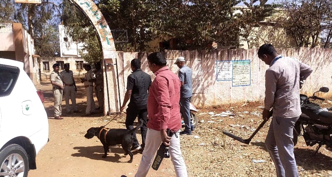 ಶ್ವಾನದಳ ಬಾಂಬ್ ನಿಷ್ಕ್ರಿಯ ದಳದಿಂದ ತನಿಖೆ ಕೈಗೊಂಡಿರುವುದು