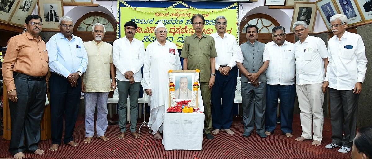 ಕಾವ್ಯ ರಚನಾಕಾರರಿಗೆ ಬದ್ದತೆ ಆವಶ್ಯ