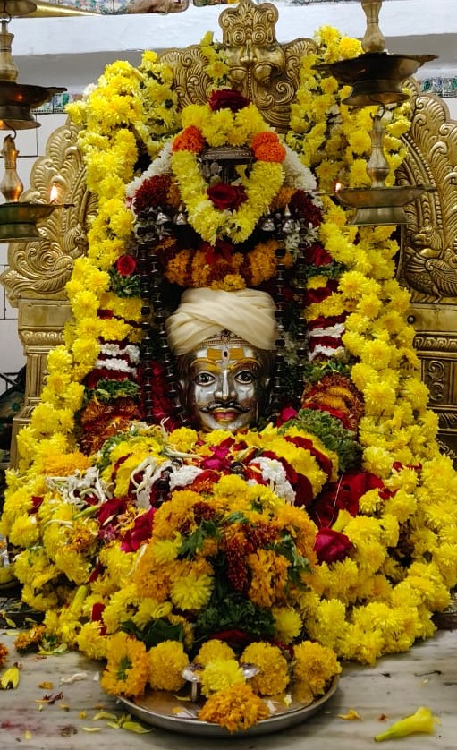 ಸಿದ್ದೇಶ್ವರ ಮೂರ್ತಿಯನ್ನು ಅಲಂಕಾರಿಕ ಹೂಗಳಿಂದ ಅಲಂಕರಿಸಿರುವುದು.