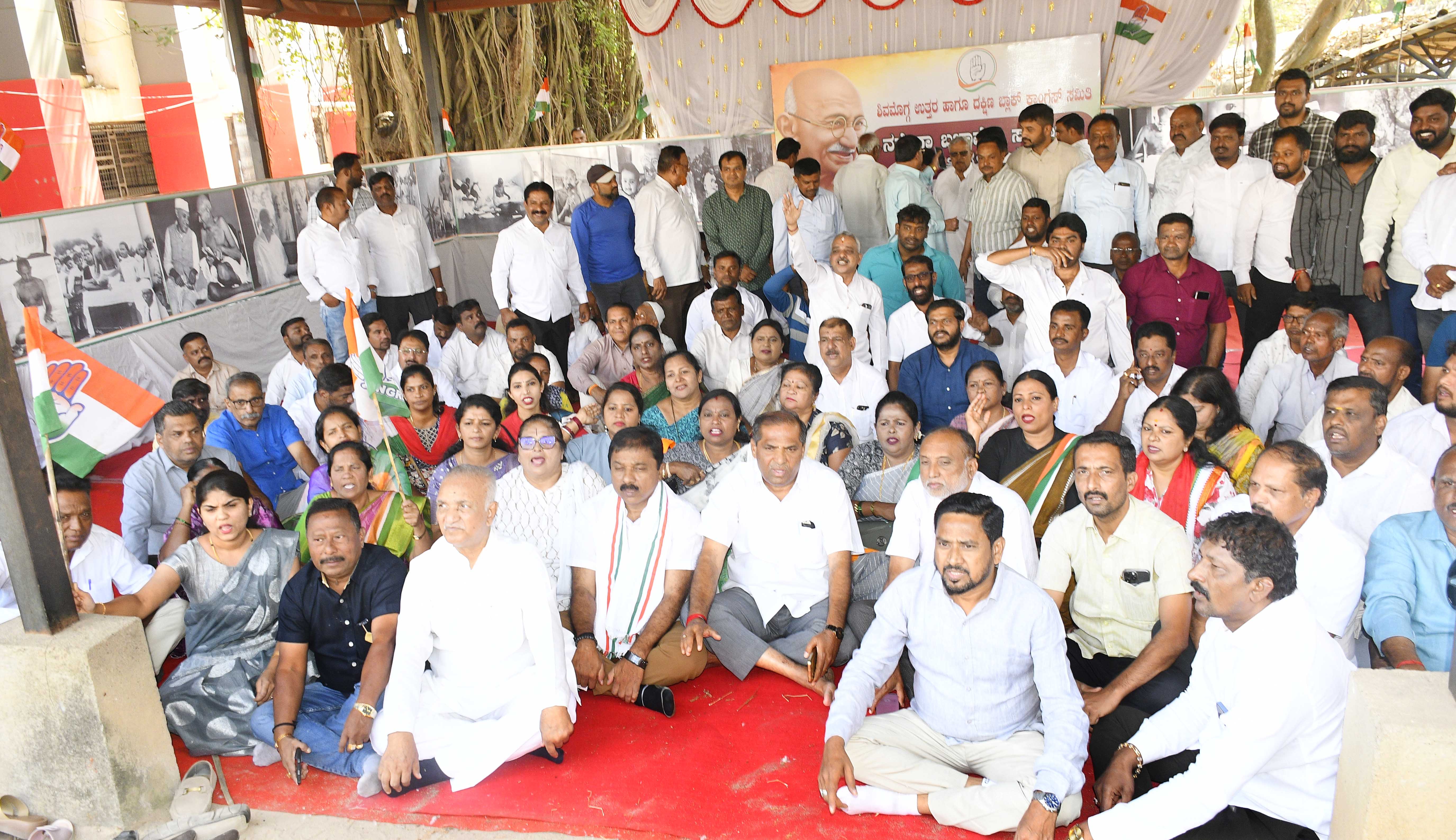 ಶಿವಮೊಗ್ಗದ ಜಿಲ್ಲಾಧಿಕಾರಿ ಕಚೇರಿ ಎದುರು ಮನರೇಗಾ ಪರ ಶನಿವಾರ ಜಿಲ್ಲಾ ಕಾಂಗ್ರೆಸ್ ವತಿಯಿಂದ ನಡೆದ ಪ್ರತಿಭಟನೆಯ ನೋಟ
