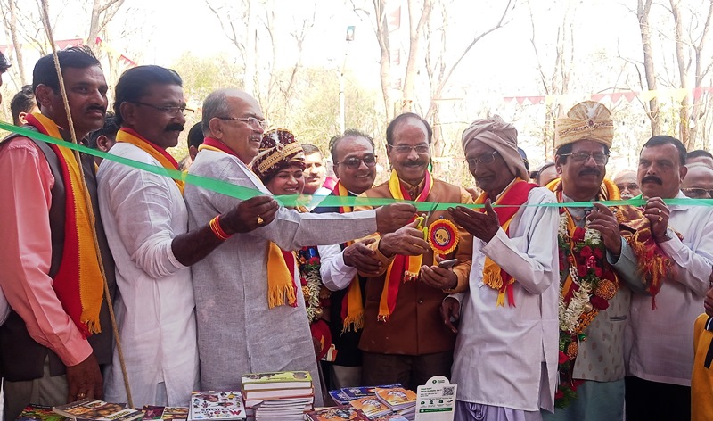 ರಟ್ಟೀಹಳ್ಳಿ ತಾಲ್ಲೂಕು ಹಳ್ಳೂರು ಗ್ರಾಮದಲ್ಲಿ ಶನಿವಾರ ಹಮ್ಮಿಕೊಂಡಿದ್ದ 3ನೇ ತಾಲ್ಲೂಕು ಕನ್ನಡ ಸಾಹಿತ್ಯ ಸಮ್ಮೇಳನದಲ್ಲಿ ಗಣ್ಯರು ಪುಸ್ತಕ ಮಳಿಗೆ ಉದ್ಘಾಟಿಸಿದರು 