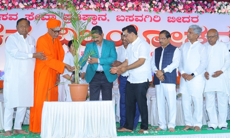 ಧರ್ಮಚಿಂತನಗೋಷ್ಠಿಯನ್ನುಕರ್ನಾಟಕ ಲೋಕಾಯುಕ್ತ ಡಿವೈಎಸ್‌ಪಿ ಬಸವರಾಜ ಎಲಿಗಾರ ಉದ್ಘಾಟಿಸಿದರು