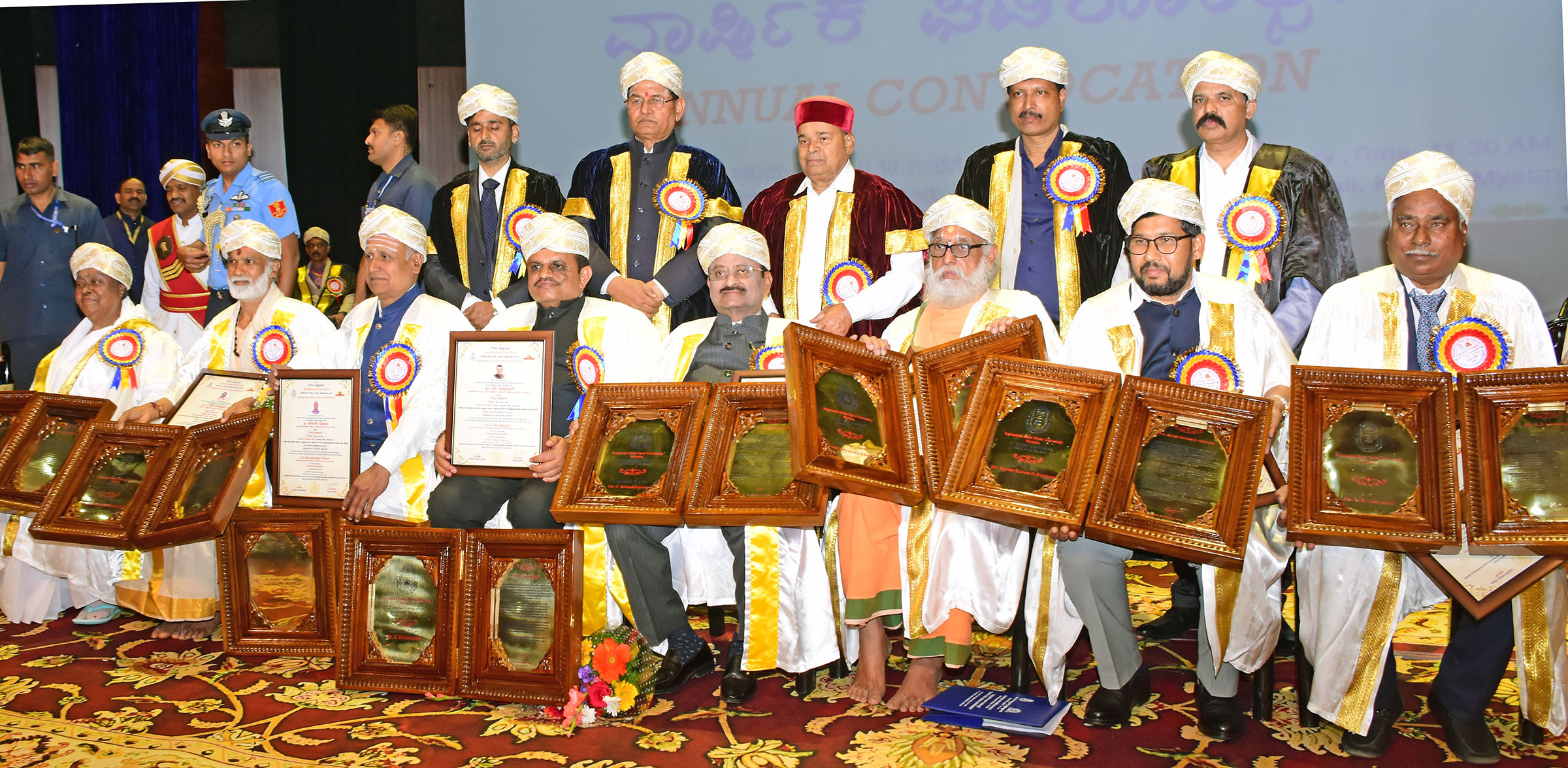 ಕೆಎಸ್‌ಒಯು ಘಟಿಕೋತ್ಸವ ಭವನದಲ್ಲಿ ಭವನದಲ್ಲಿ ಶನಿವಾರ ನಡೆದ ವಿಶ್ವವಿದ್ಯಾಲಯದ 21ನೇ ಘಟಿಕೋತ್ಸವದಲ್ಲಿ 8 ಸಾಧಕರಿಗೆ ರಾಜ್ಯಪಾಲ ಥಾವರ್‌ಚಂದ್ ಗೆಹಲೋತ್ ಗೌರವ ಡಾಕ್ಟರೇಟ್ ಪ್ರದಾನ ಮಾಡಿದರು. ಮುಕ್ತ ವಿ.ವಿ. ಕುಲಪತಿ ಪ್ರೊ. ಶರಣಪ್ಪ ಹಲಸೆ ಕುಲಸಚಿವರಾದ ಪ್ರೊ. ಎಸ್‌.ಕೆ. ನವೀನ್‌ಕುಮಾರ್ ಸಿ.ಎಸ್. ಆನಂದ್ ಕುಮಾರ್ ಜೊತೆಗಿದ್ದರು 