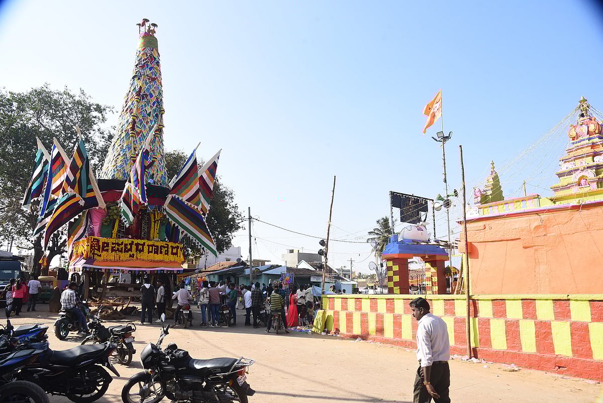 ಹಗಿನವಾಳು: ಜಾತ್ರೆ ಸ್ಥಗಿತ, ಬೀದಿಯಲ್ಲೇ ನಿಂತ ರಥ