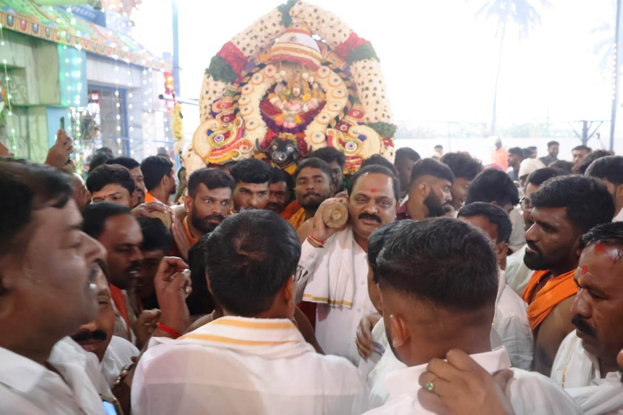 ಅಂತರಘಟ್ಟೆಯ ದುರ್ಗಾಂಬ ದೇವಿಯವರನ್ನು ರಥಾರೋಹಣಕ್ಕೂ ಮುನ್ನ ಪ್ರಾಕಾರೋತ್ಸವ ನೆರವೇರಿಸಲಾಯಿತು