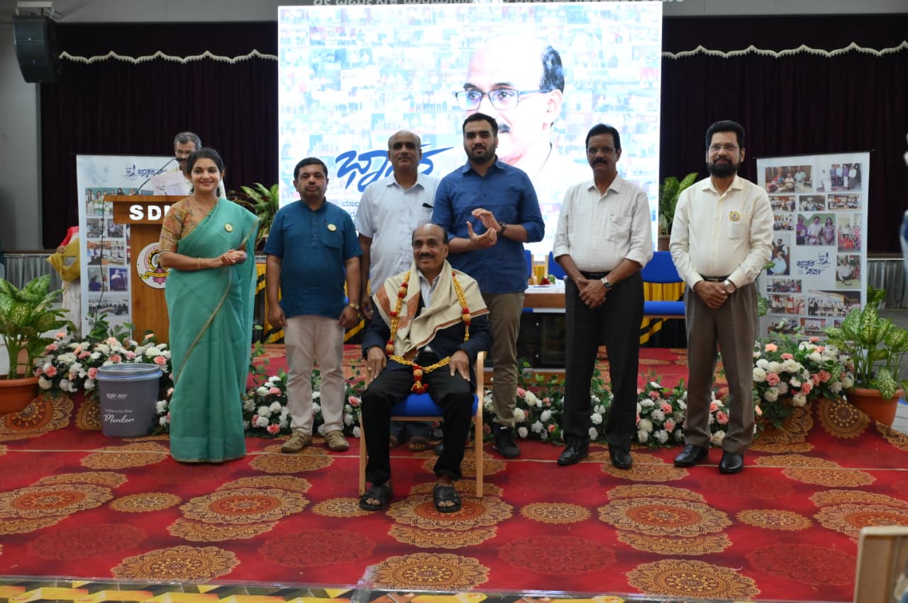 ಉಜಿರೆಯ ಎಸ್‌ಡಿಎಂ ಕಾಲೇಜಿನಲ್ಲಿ ಶನಿವಾರ ನಿವೃತ್ತರಾದ ಪ್ರೊ.ಭಾಸ್ಕರ ಹೆಗಡೆ ಅವರಿಗೆ ಅಭಿನಂದನೆ ಸಲ್ಲಿಸಿ ಬೀಳ್ಕೊಡಲಾಯಿತು 