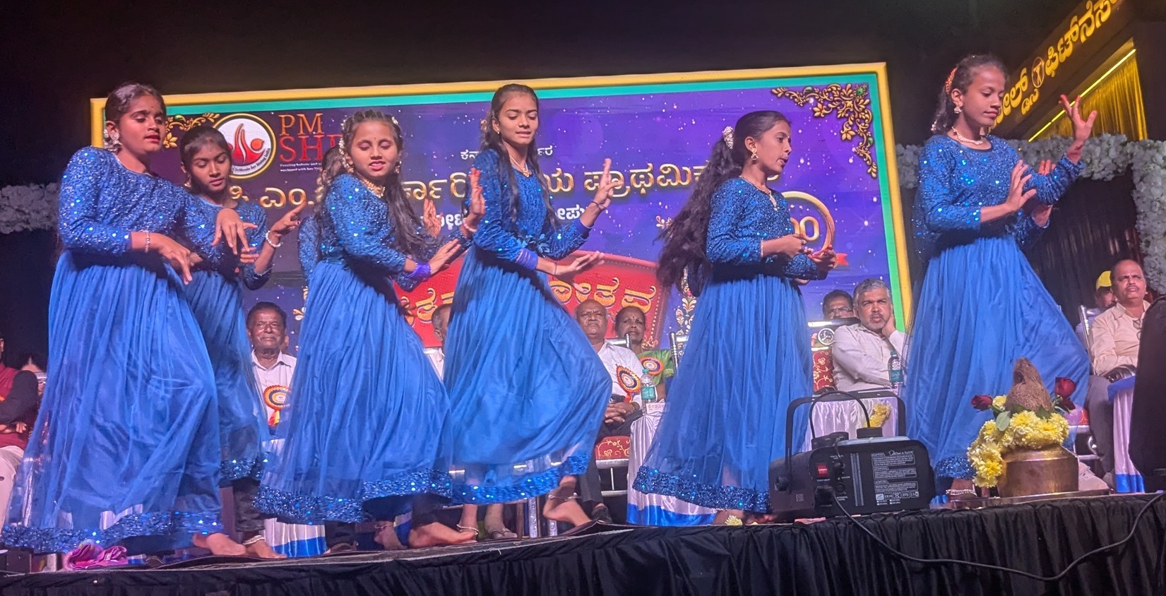 ಹೊಳೆನರಸೀಪುರ ಕೋಟೆ ಸರ್ಕಾರಿ ಶಾಲೆಯ ವಿದ್ಯಾರ್ಥಿನಿಯರು ಶುಕ್ರವಾರ ನಡೆದ ಶತಮಾನೋತ್ಸವ ಕಾಯಕ್ರಮದಲ್ಲಿ ನಡೆಸಿಕೊಟ್ಟ ನೃತ್ಯಕಾರ್ಯಕ್ರಮ ಗಮನಸೆಳೆಯಿತು 