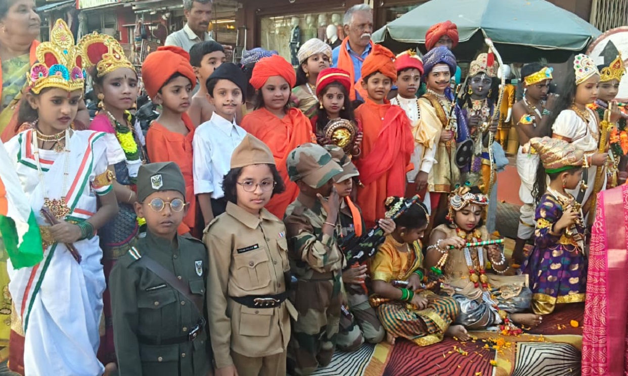 ಶೋಭಾಯಾತ್ರೆಯಲ್ಲಿ ವಿವಿಧ‌ ಮಹಾನೀಯರ ವೇಷ ತೊಟ್ಟ ಮಿಂಚಿದ ಚಿಣ್ಣರು