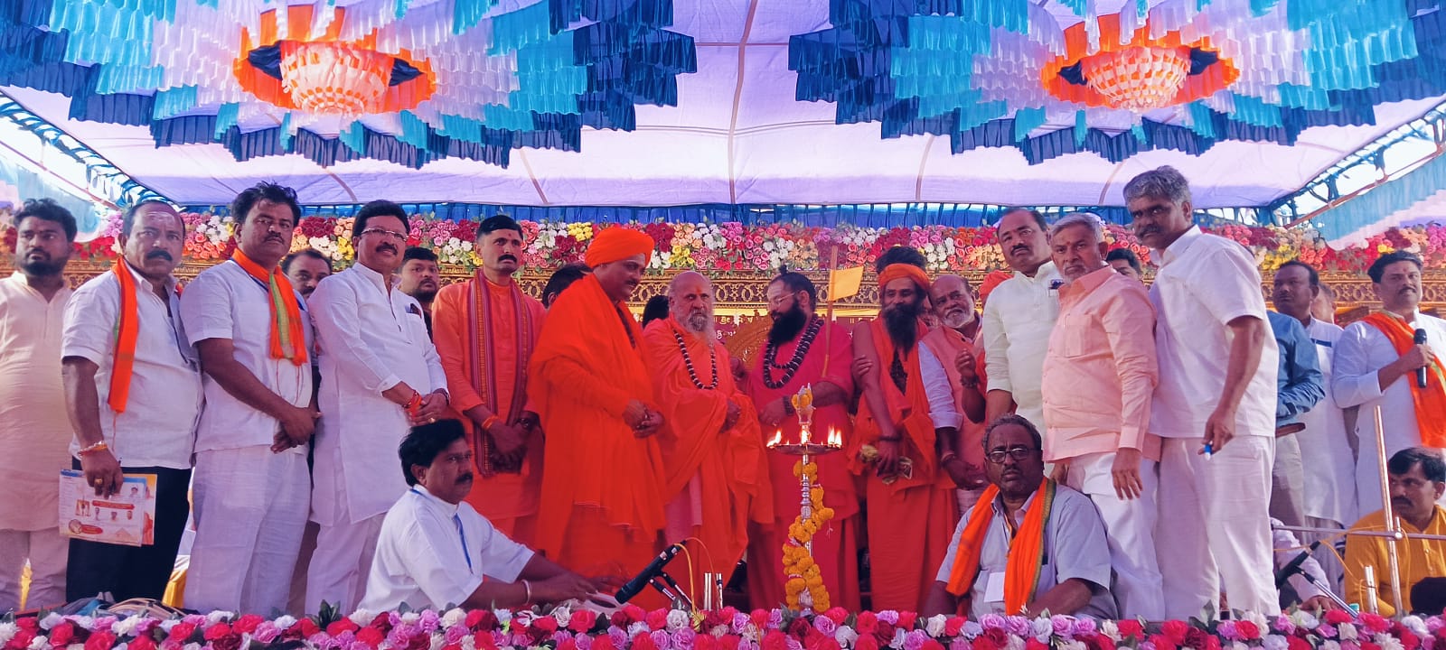 ಯಡ್ರಾಮಿ ಕೋನಸಿರಸಗಿ ಗ್ರಾಮದಲ್ಲಿ ಏರ್ಪಡಿಸಿದ್ದ ಮೌನ ಅನುಷ್ಠಾನ ಸಮಾರೋಪ ಸಮಾರಂಭ ಧರ್ಮಸಭೆಯನ್ನು ಕಾಶಿ ಜಗದ್ಗುರು ಮಲ್ಲಿಕಾರ್ಜುನ ವಿಶ್ವಾರಾಧ್ಯ ಶಿವಾಚಾರ್ಯರು ಉದ್ಘಾಟಿಸಿದರು