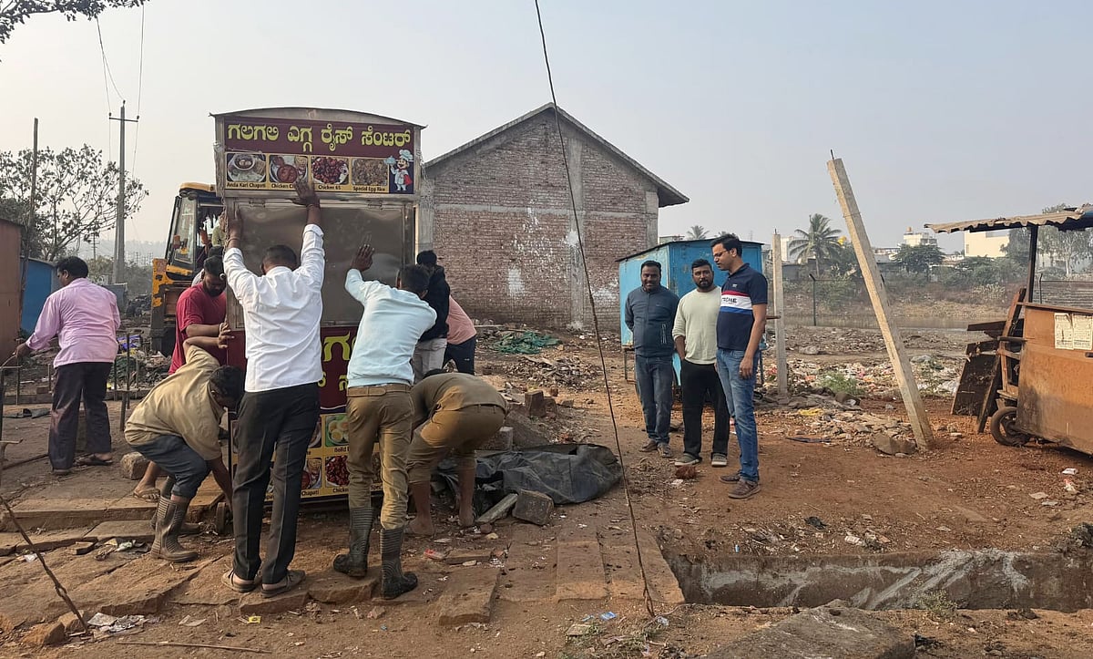 ಜಮಖಂಡಿ: ನಗರಸಭೆಯಿಂದ 33 ಅಕ್ರಮ ಶೆಡ್, ಅಂಗಡಿಗಳ ತೆರವು