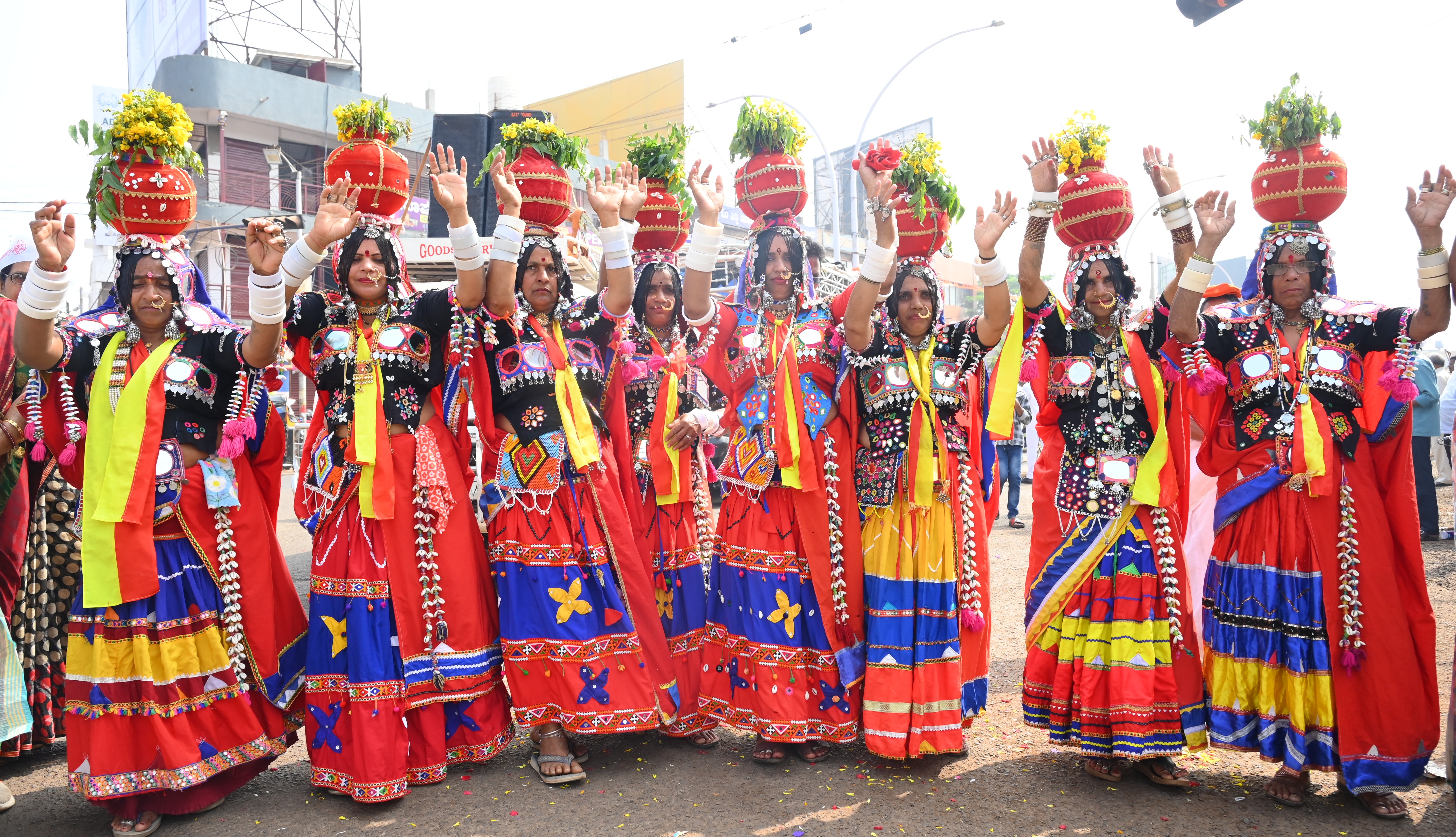 ಮೆರವಣಿಗೆಯಲ್ಲಿ ಮಹಿಳೆಯರು ಲಂಬಾಣಿ ದಿರಿಸಿನಲ್ಲಿ ಕಂಗೊಳಿಸಿದರು