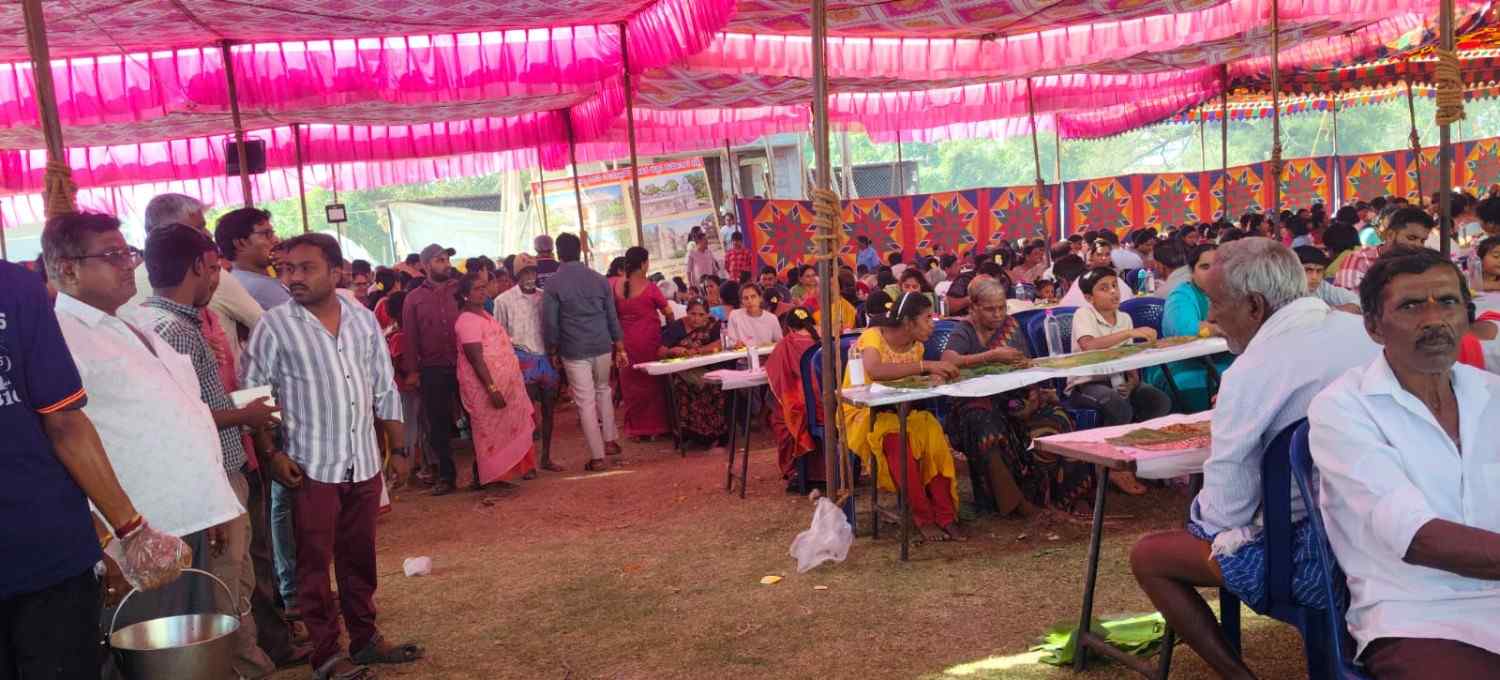 ಮದ್ದೂರು ಪಟ್ಟಣದ ಹೊಳೇಬೀದಿಯಲ್ಲಿರುವ ರೇಣುಕಾ ಎಲ್ಲಮ್ಮ ದೇವಿಯವರ ದೇವಸ್ಥಾನದಲ್ಲಿ ಭಾನುವಾರ 54ನೇ ವರ್ಷದ ಜಾತ್ರಾ ಮಹೋತ್ಸವದ ಅಂಗವಾಗಿ ಅನ್ನಸಂತರ್ಪಣೆ ನಡೆಯಿತು