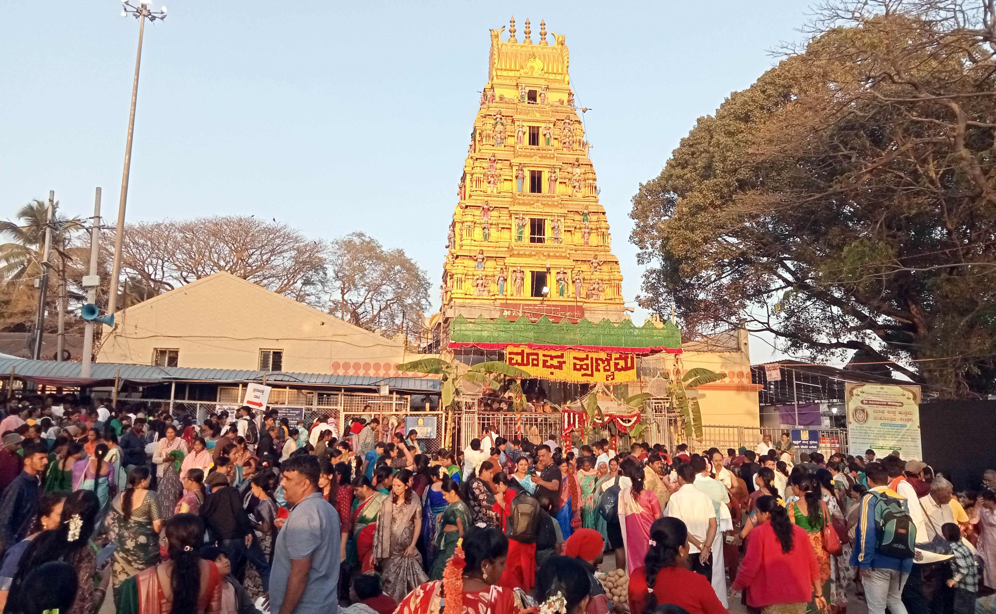 ನಿಮಿಷಾಂಬ ದೇವಿಯ ದರ್ಶನಕ್ಕೆ ಭಾನುವಾರ ಸೇರಿದ್ದ ಭಕ್ತರು