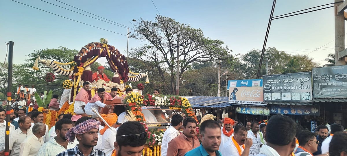 ಭದ್ರಾವತಿ | ತರಳಬಾಳು ಹುಣ್ಣಿಮೆ: ಶ್ರೀಗಳ ಅಡ್ಡಪಲ್ಲಕ್ಕಿ ಉತ್ಸವ, ಸಿಂಹಾಸನಾರೋಹಣ