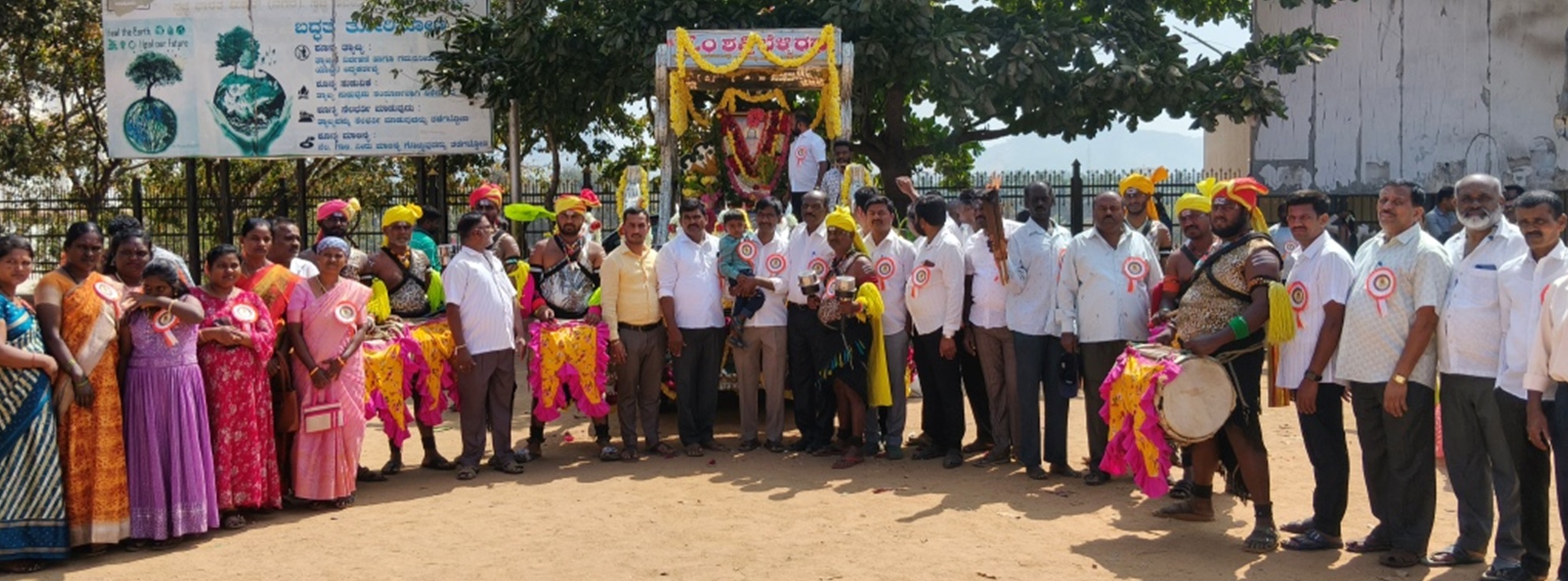 ಮಡಿವಾಳ ಮಾಚಿದೇವರ ಜಯಂತಿ ಪ್ರಯುಕ್ತ ರಾಮನಗರದ ಜೂನಿಯರ್ ಕಾಲೇಜು ಮೈದಾನದಿಂದ ಅಂಬೇಡ್ಕರ್ ಭವನದವರೆಗೆ ಮಾಚಿದೇವರ ಚಿತ್ರವನ್ನು ಮೆರವಣಿಗೆ ಮಾಡಲಾಯಿತು