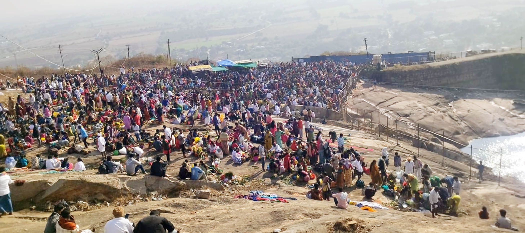 ಹರಪನಹಳ್ಳಿ ತಾಲ್ಲೂಕು ಉಚ್ಚಂಗಿದುರ್ಗ ಬೆಟ್ಟದ ಅರಿಶಿಣ ಹೊಂಡದ ಬಳಿ ಜಮಾಯಿಸಿದ್ದ ಭಕ್ತರ ದಂಡು