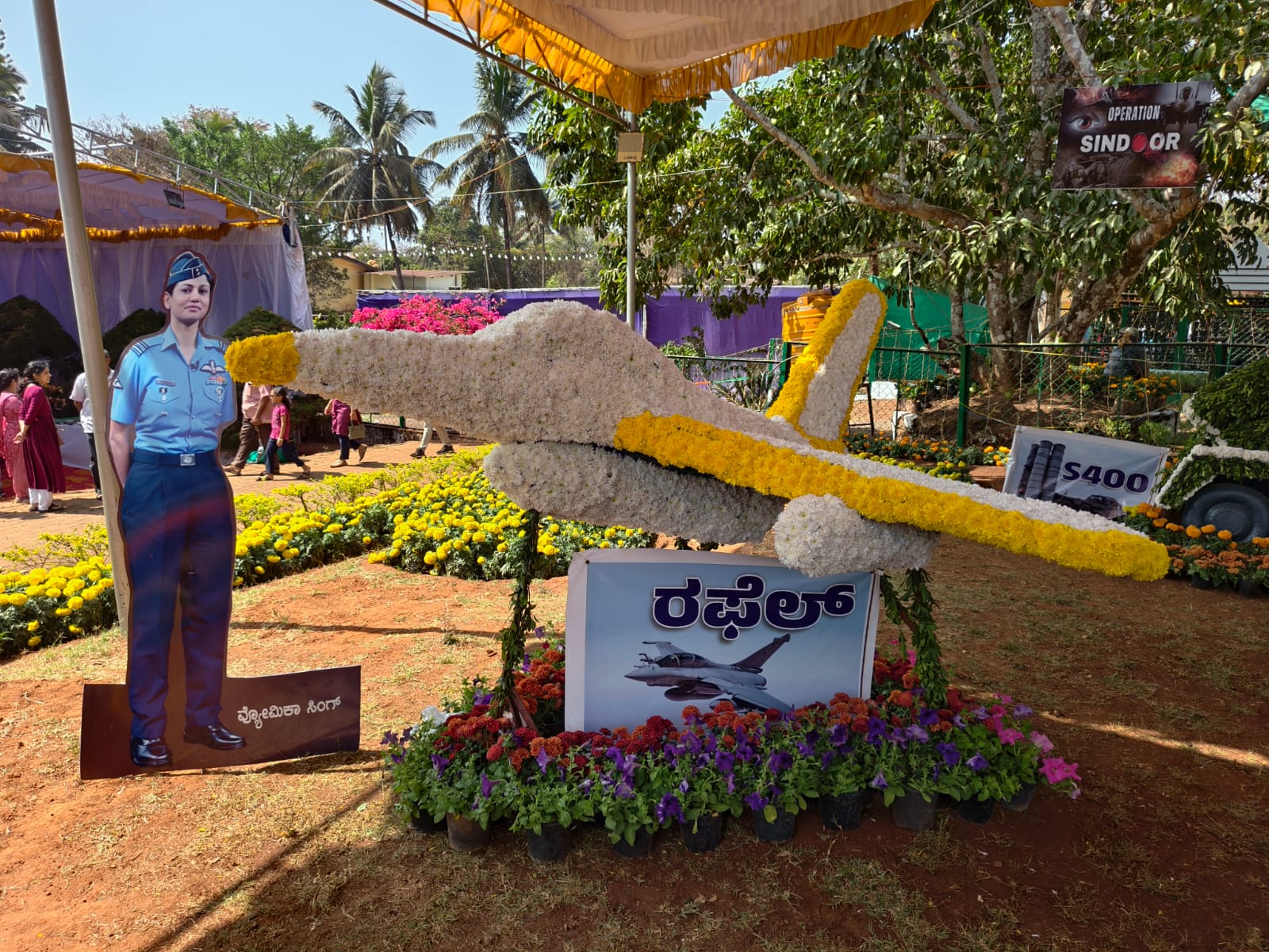 ಬಿಳಿ ಹಾಗೂ ಹಳದಿ ಸೇವಂತಿಗೆಯಲ್ಲಿ ಮೂಡಿದ ರಫೇಲ್ ವಿಮಾನ