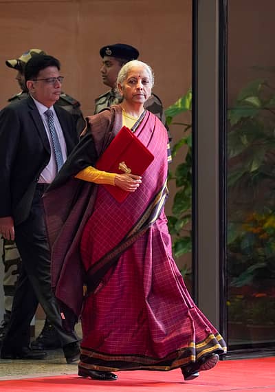 ಕೇಂದ್ರ ಹಣಕಾಸು ಸಚಿವೆ ನಿರ್ಮಲಾ ಸೀತಾರಾಮನ್ ಅವರು ಬಹುನಿರೀಕ್ಷಿತ 2026 ಬಜೆಟ್ ಮಂಡನೆ ಮಂಡಿಸುತ್ತಿದ್ದಾರೆ. 