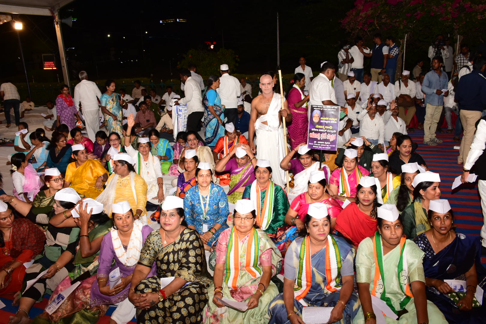 ಧರಣಿ ನಿರತ ಮಹಿಳಾ ಮುಖಂಡರು 